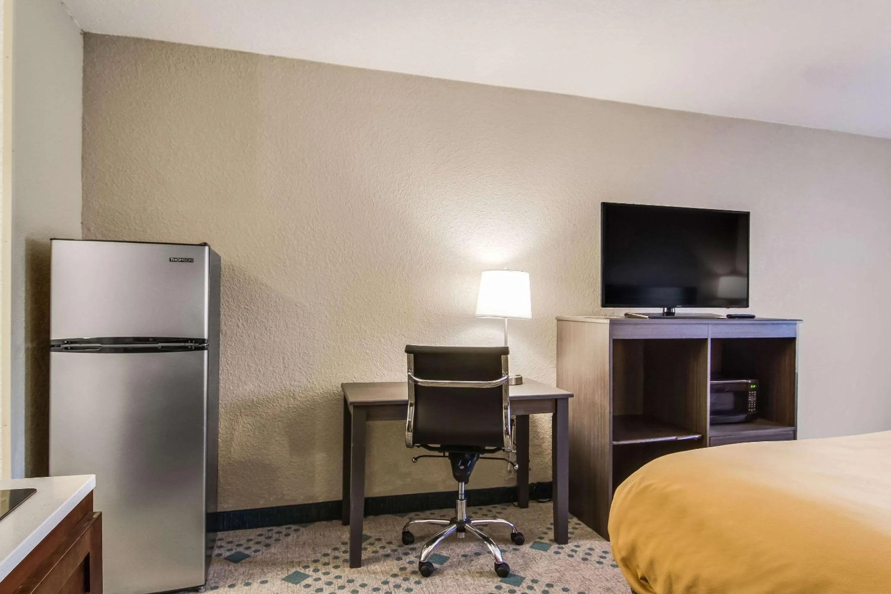 Bedroom in Suburban Studios Hotel Kingsland Near I-95