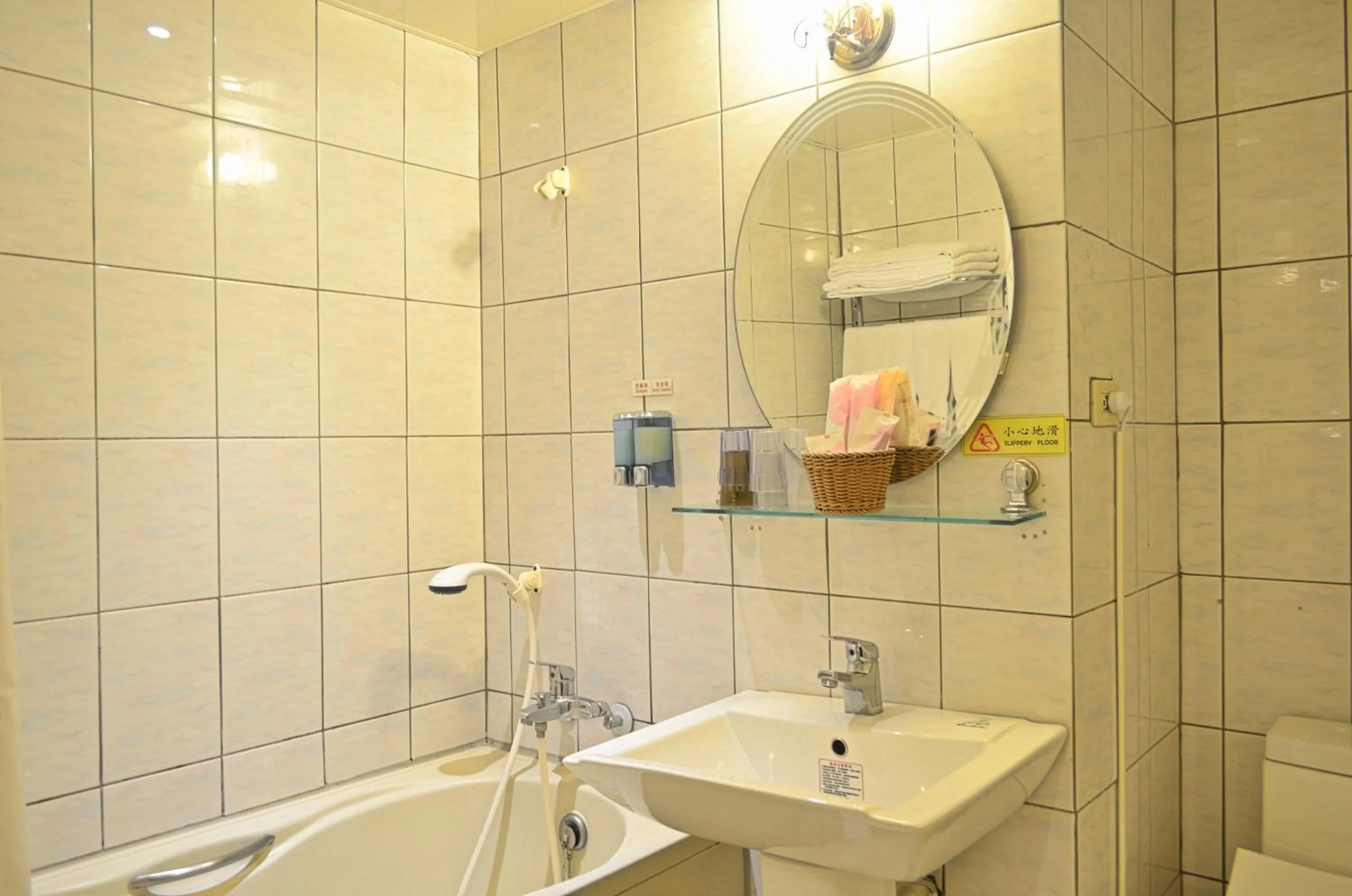 Shower in Hua Tong Hotel