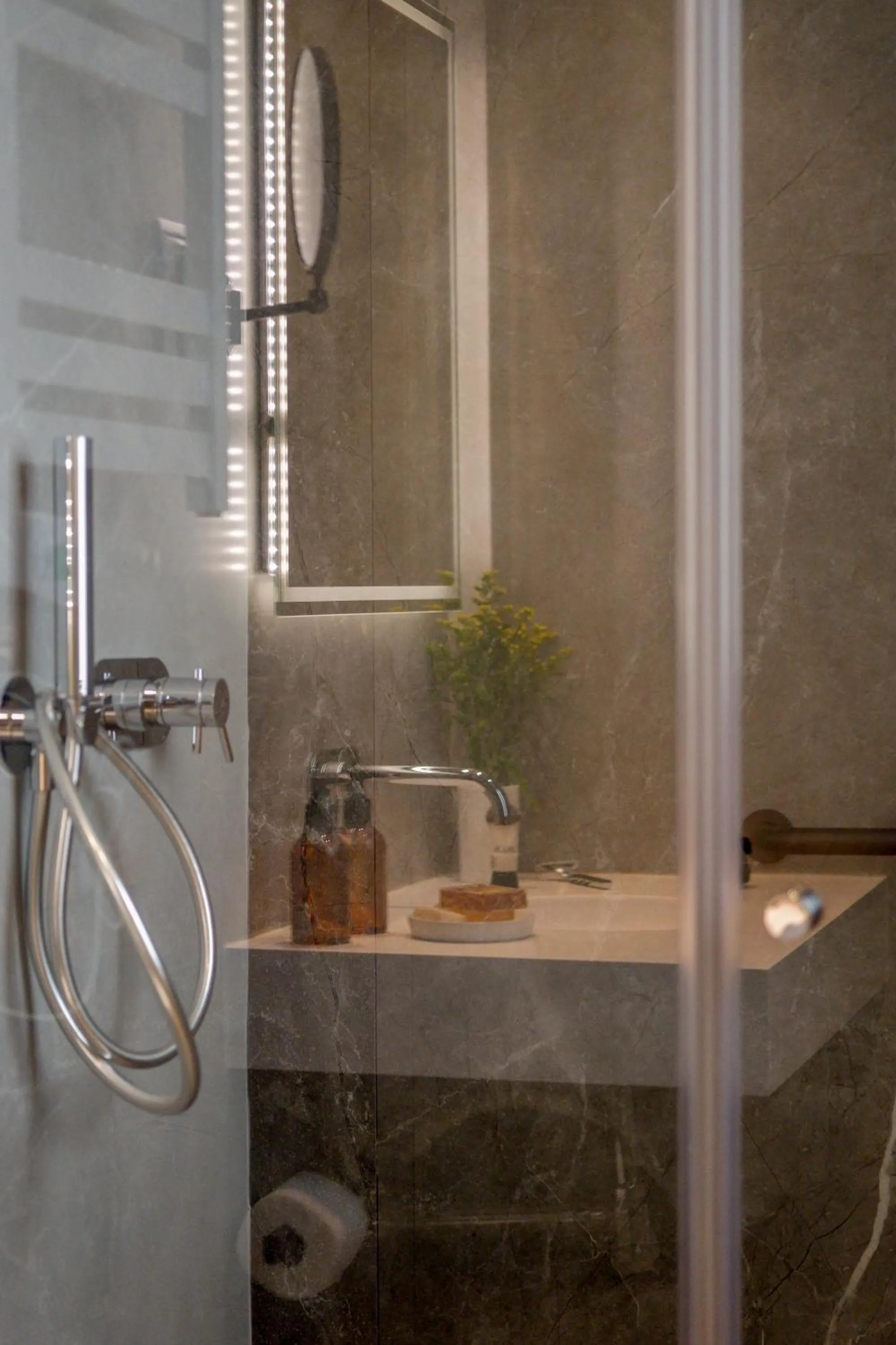 Shower in U-Sense Sevilla Catedral