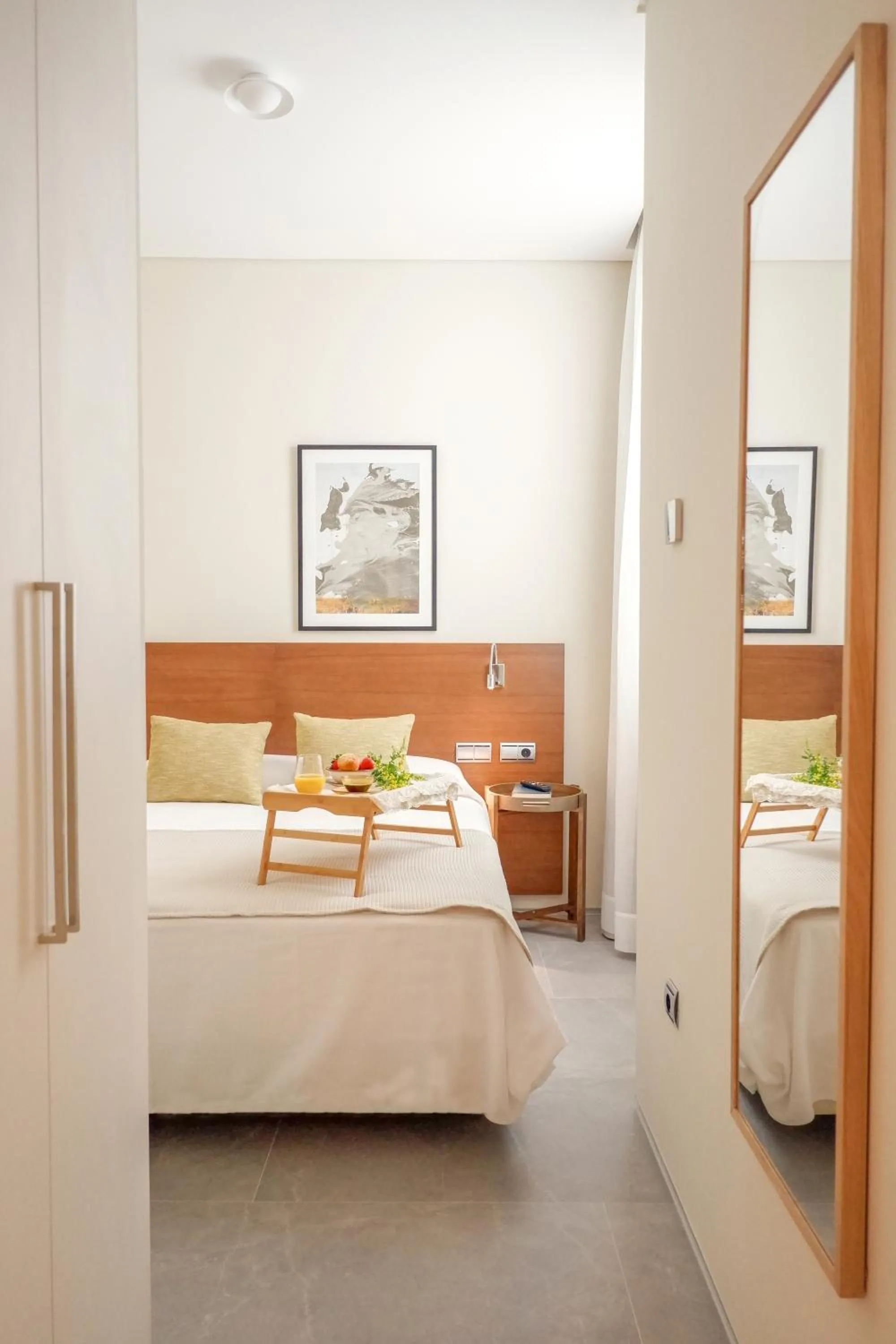 Photo of the whole room, Bed in U-Sense Sevilla Catedral