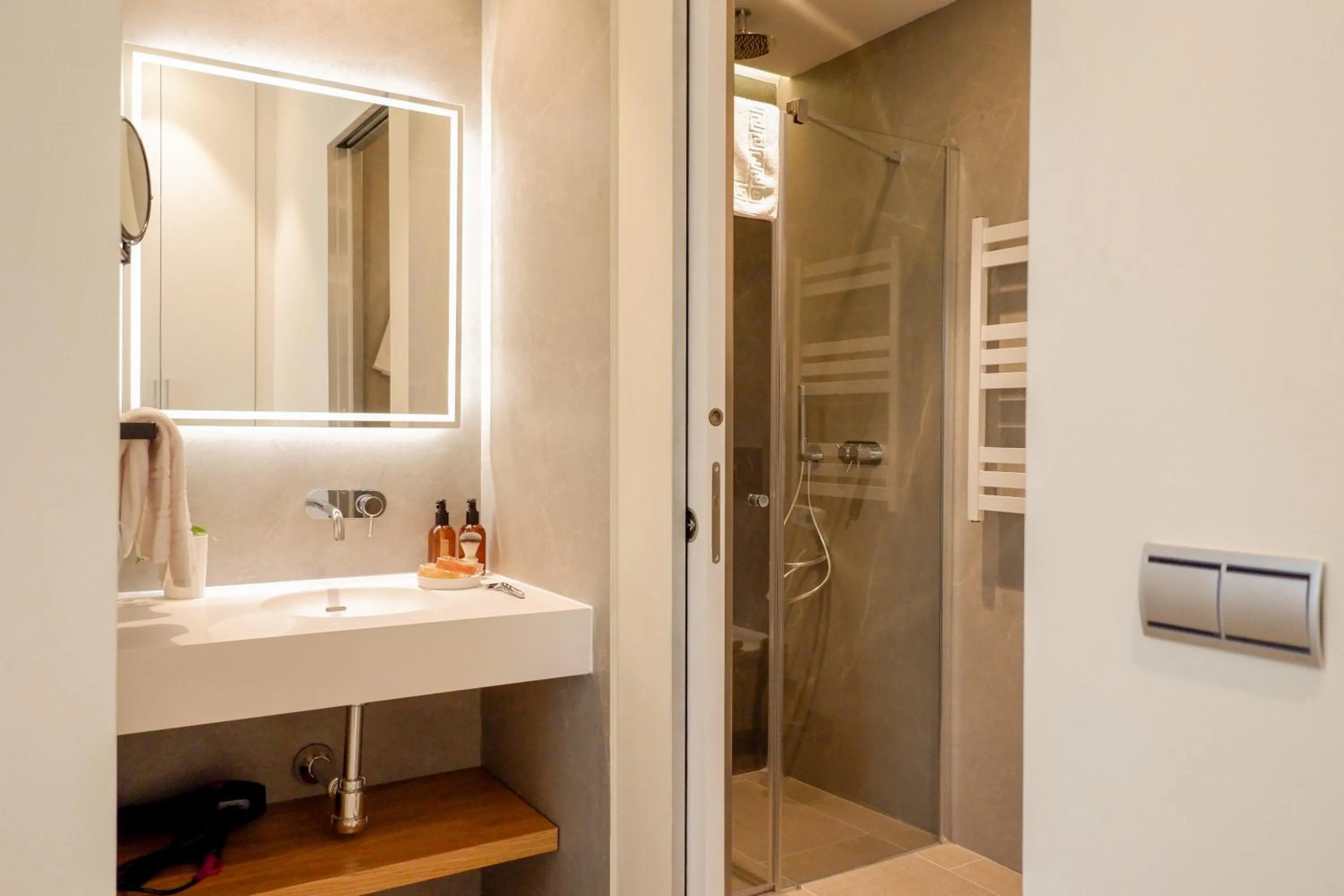 Shower in U-Sense Sevilla Catedral