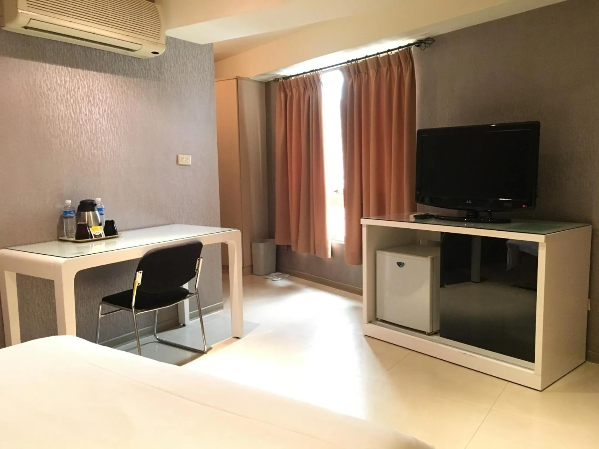 Bedroom, Bed in Daylight Hotel