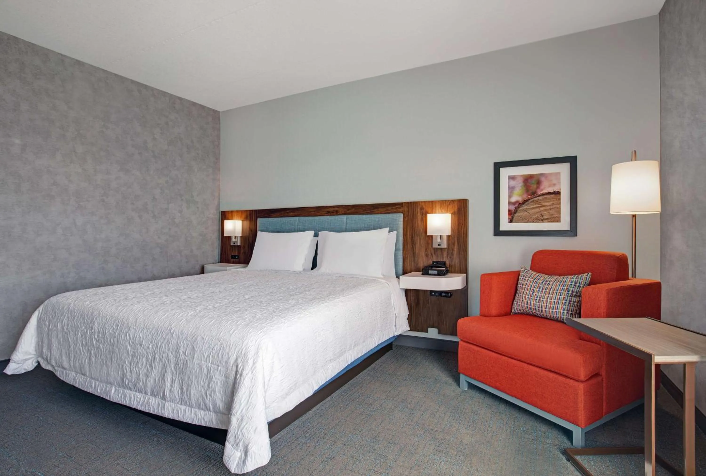 Bed in Hampton Inn & Suites By Hilton Waterloo St. Jacobs