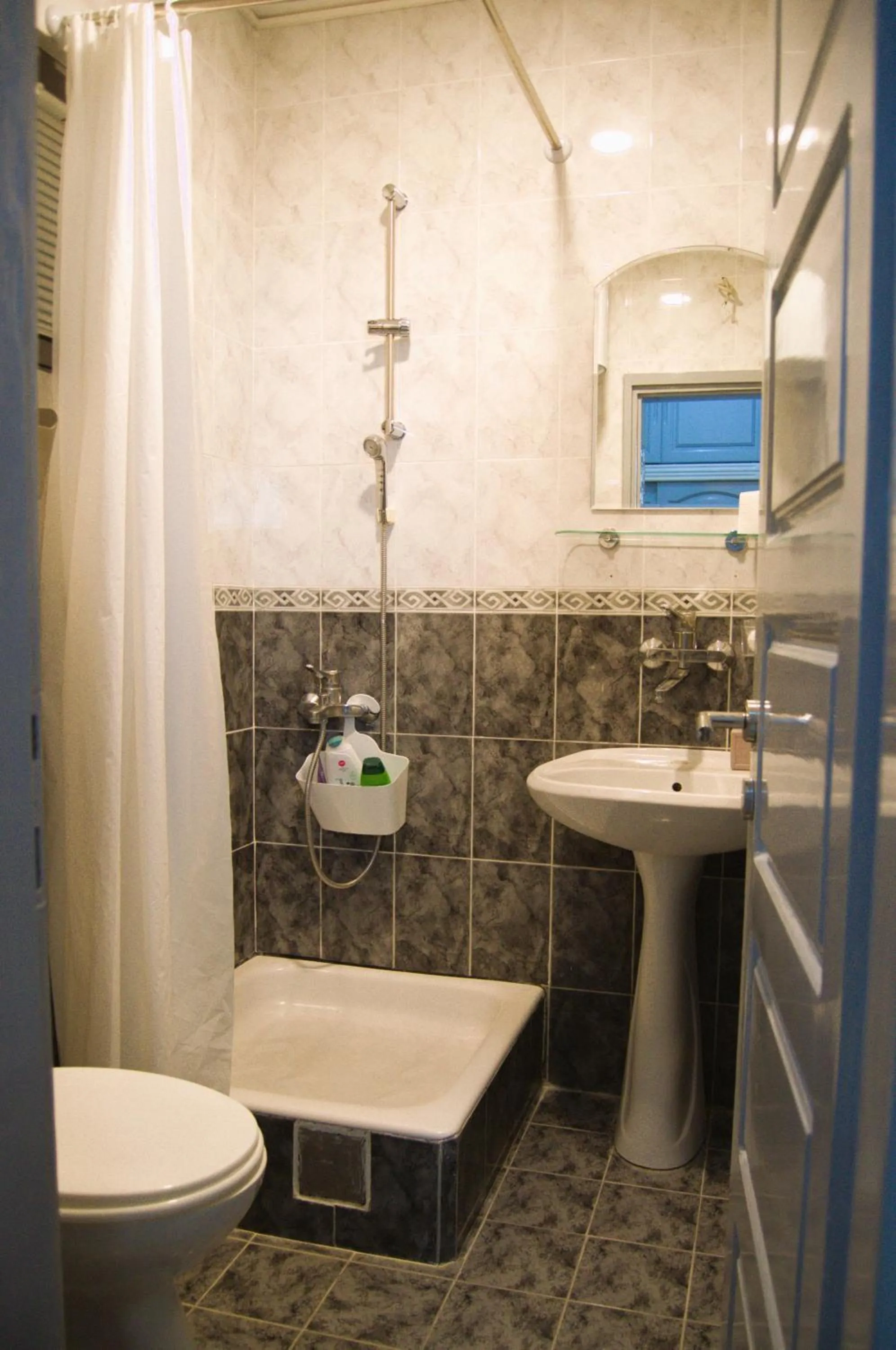 Shower in Yeshill Apart & Studio