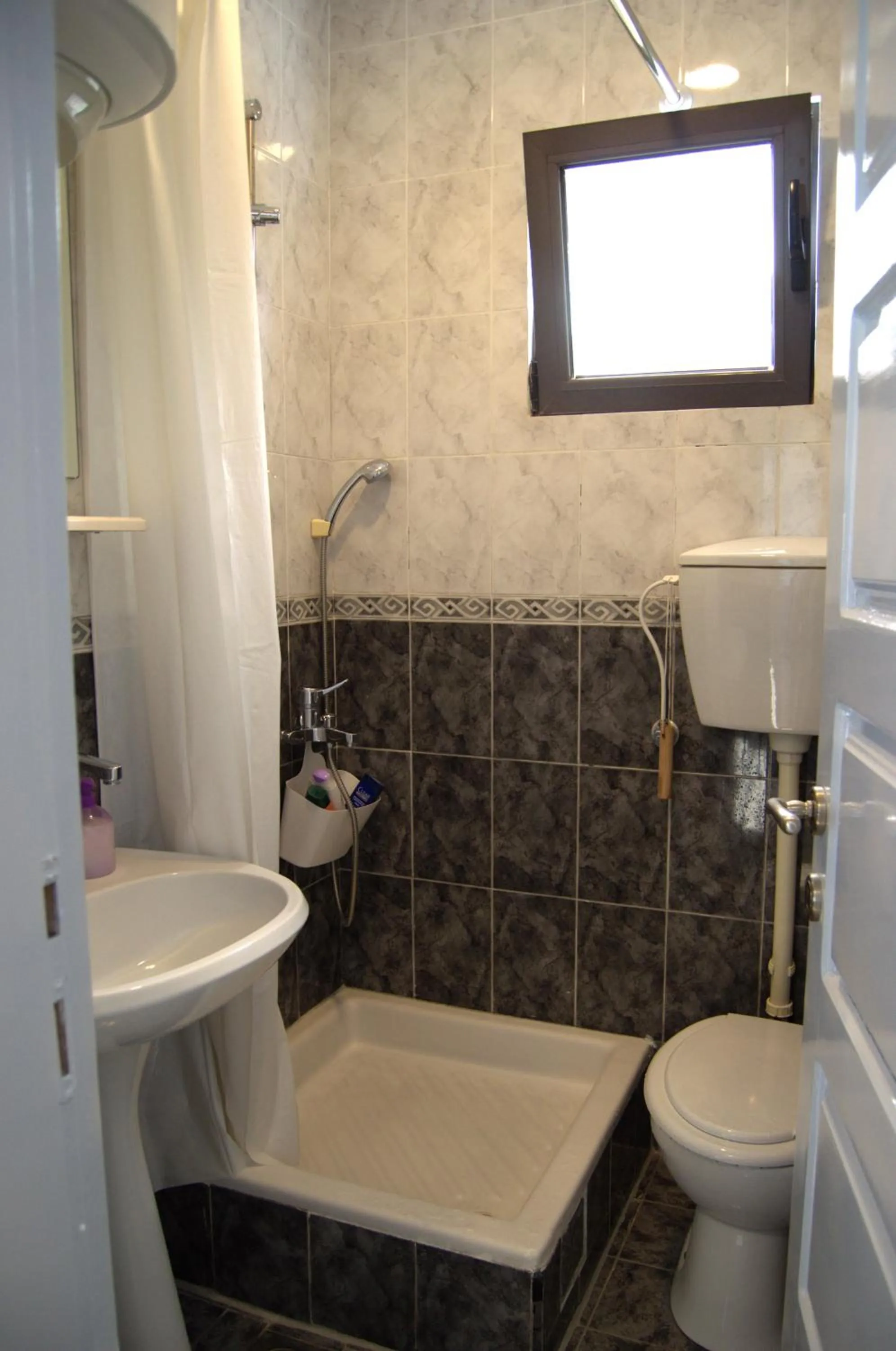Shower in Yeshill Apart & Studio
