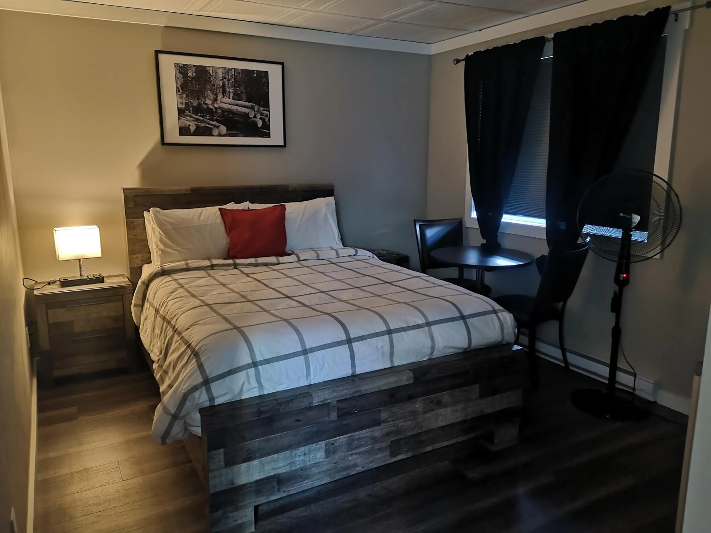 Bed in The Cache Hotel and Lodgings