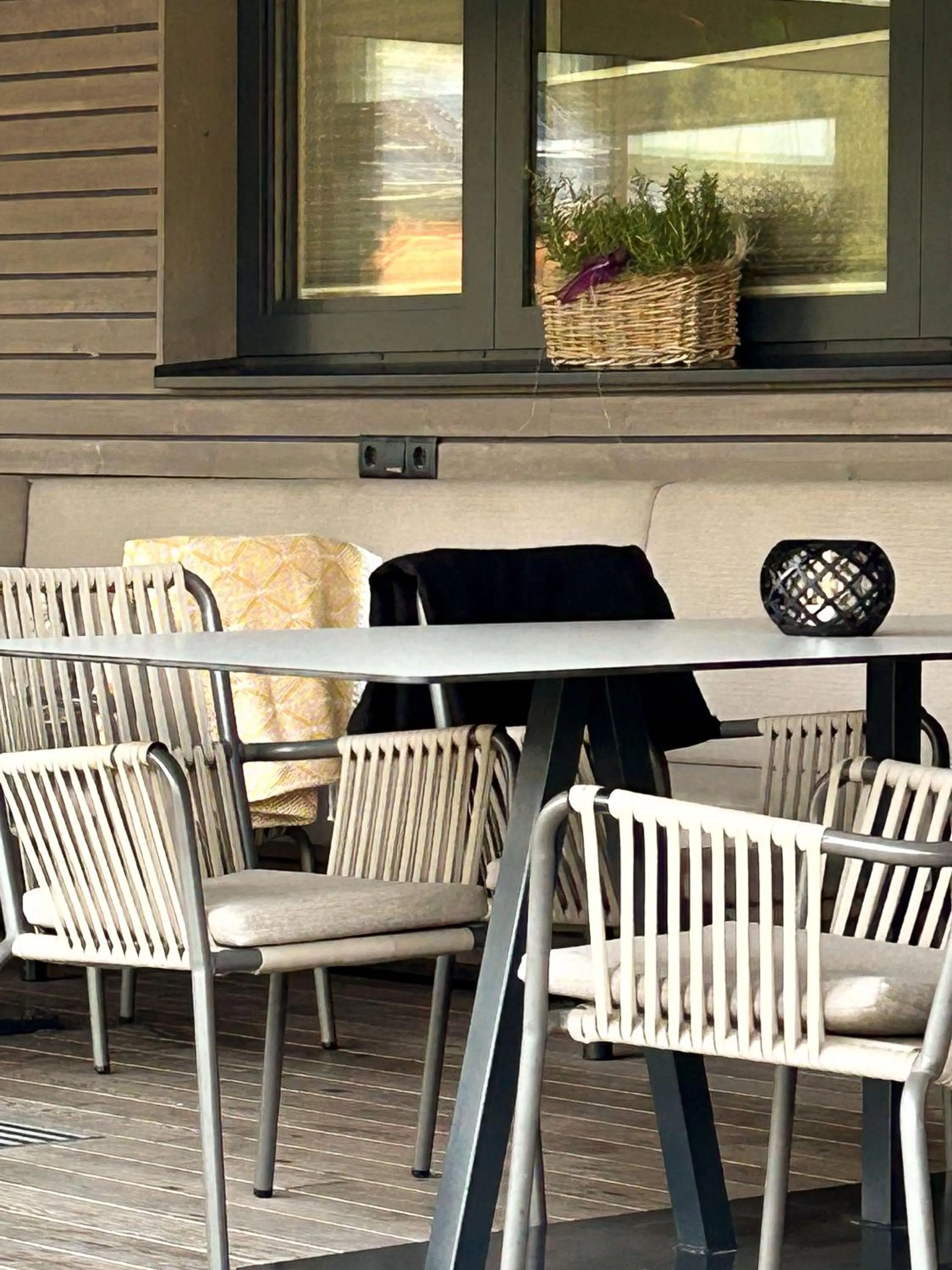 Seating area in Harmls Aparthotel