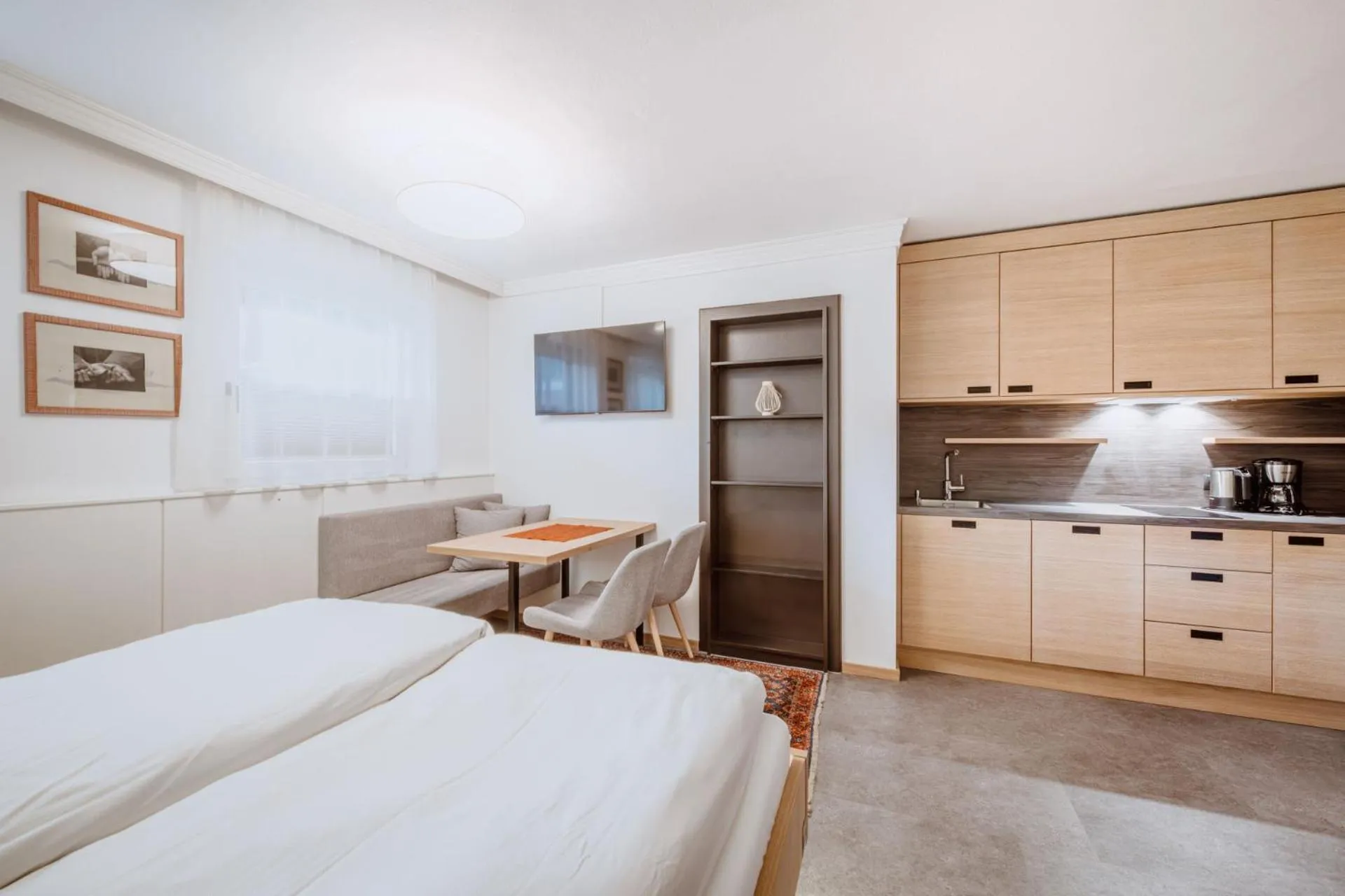 Kitchen or kitchenette, Bed in Harmls Aparthotel
