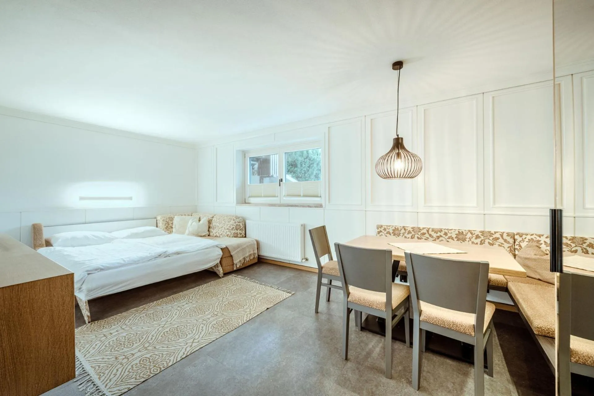 Dining area, Bed in Harmls Aparthotel