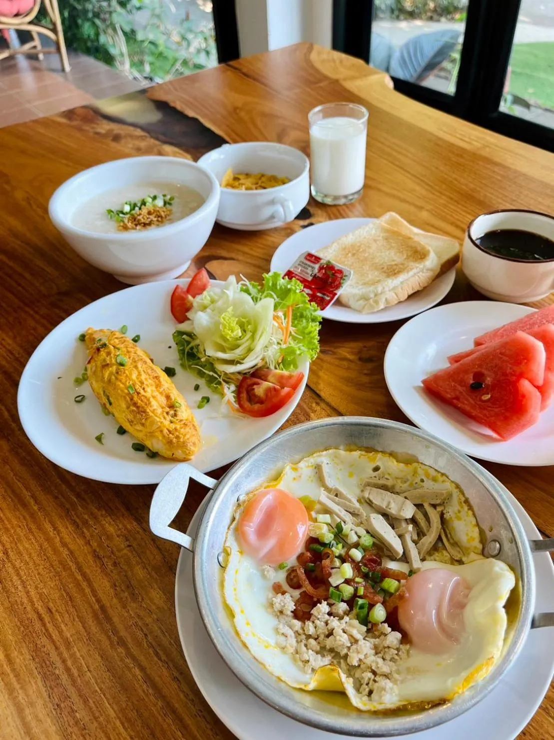 Restaurant/places to eat in Bualinn Resort