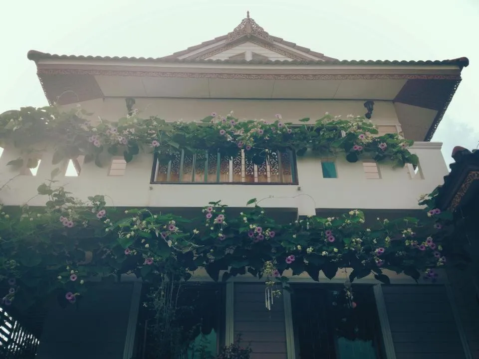Facade/entrance in Loy Manee House