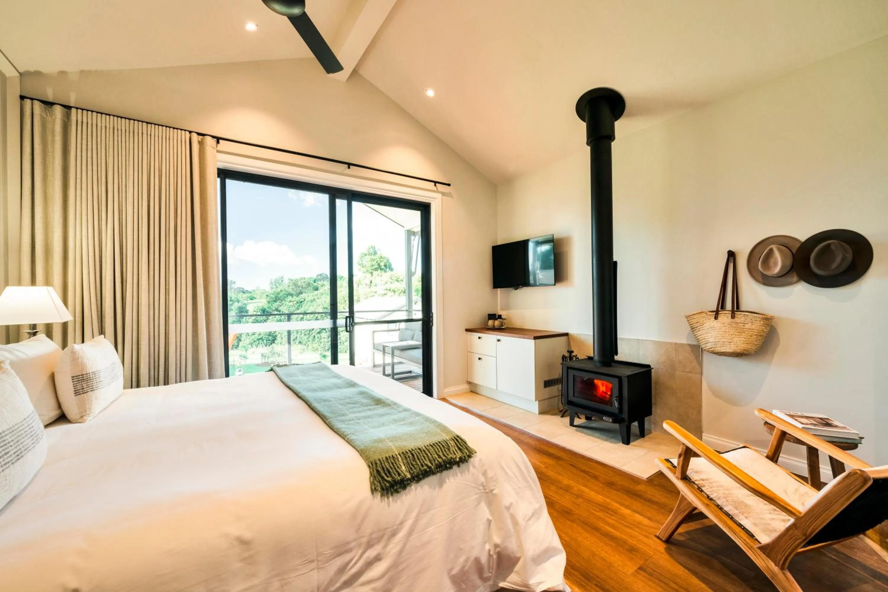 Photo of the whole room, Bed in Beechmont Estate