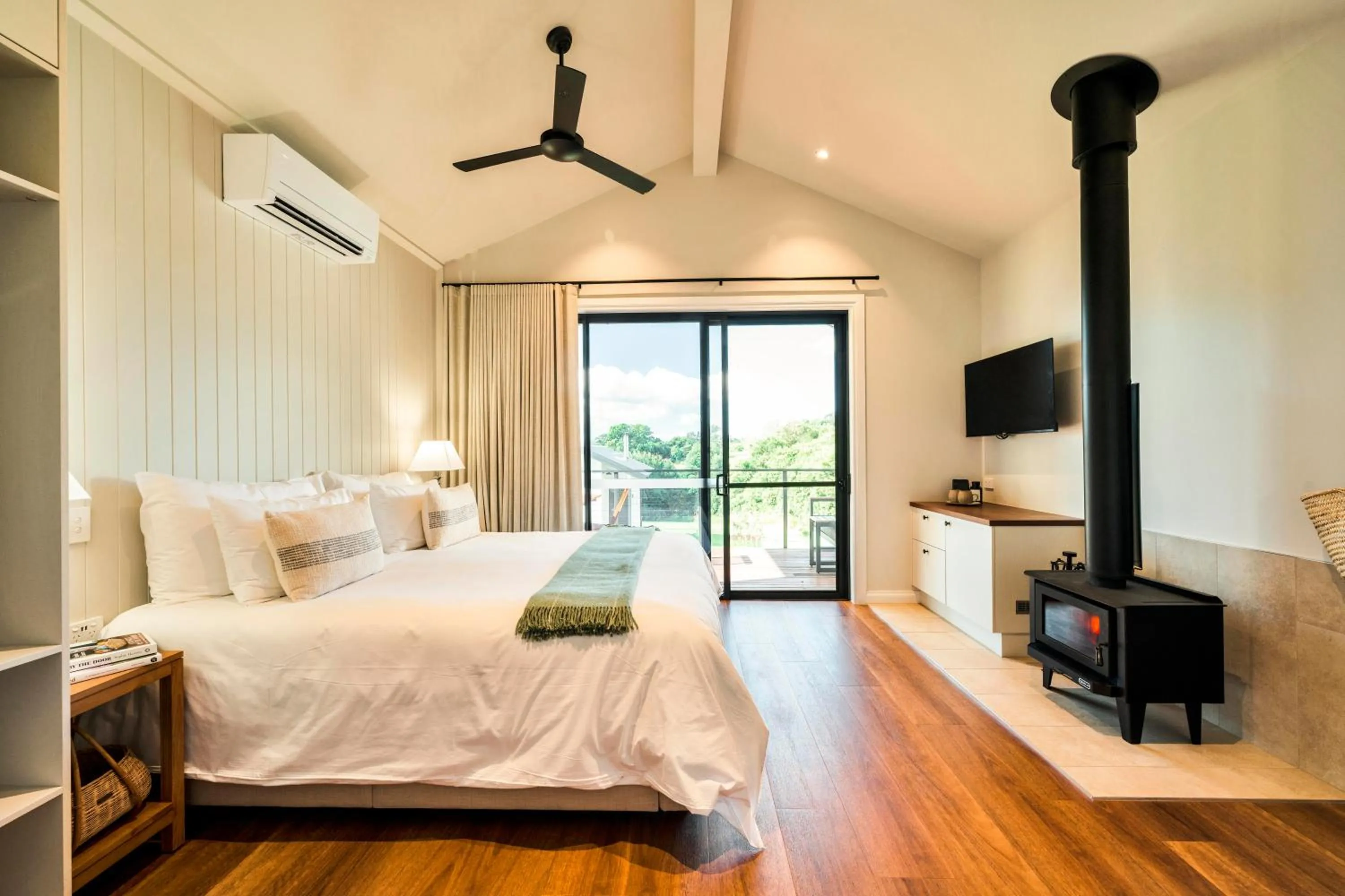 Photo of the whole room, Bed in Beechmont Estate