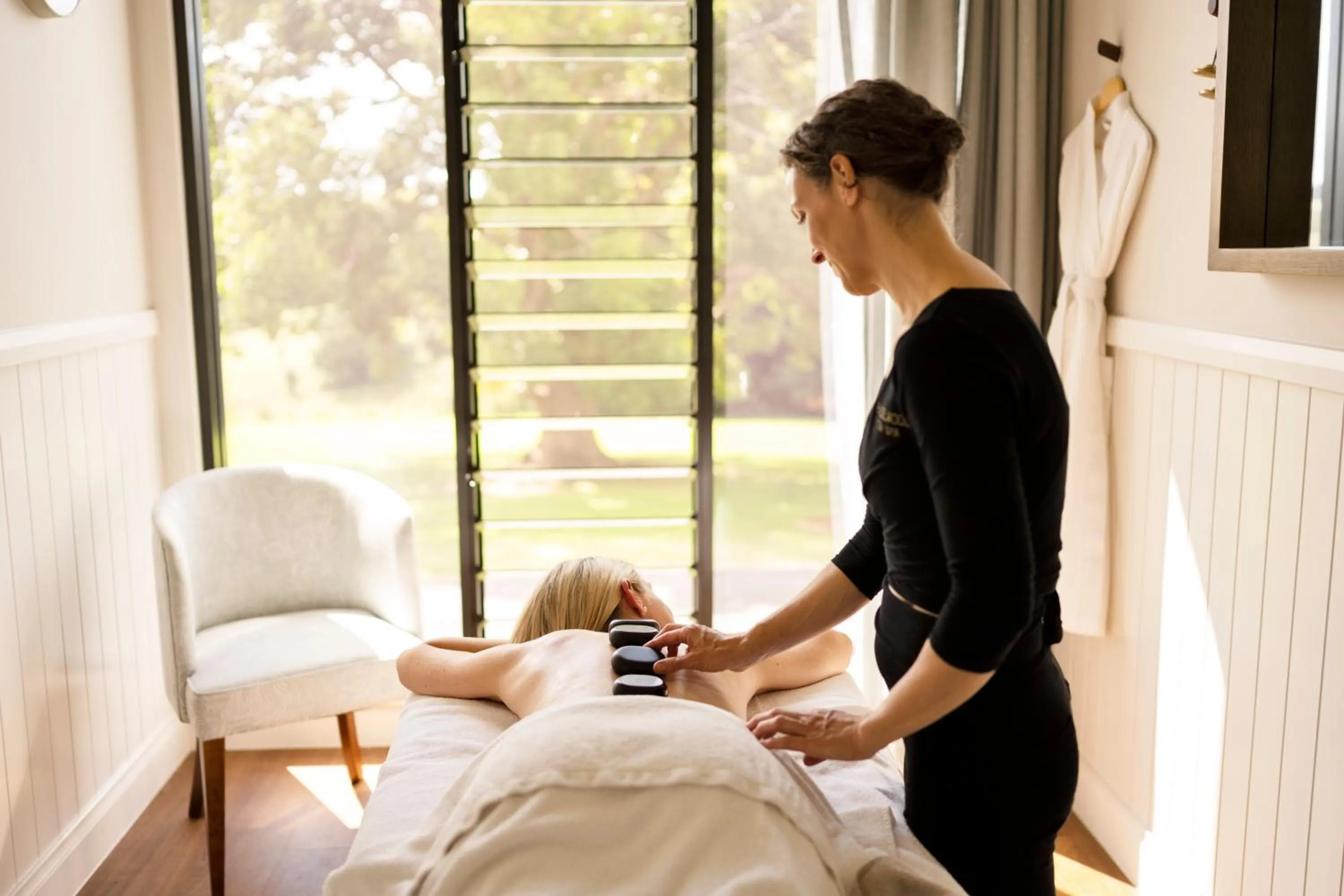 Massage in Beechmont Estate