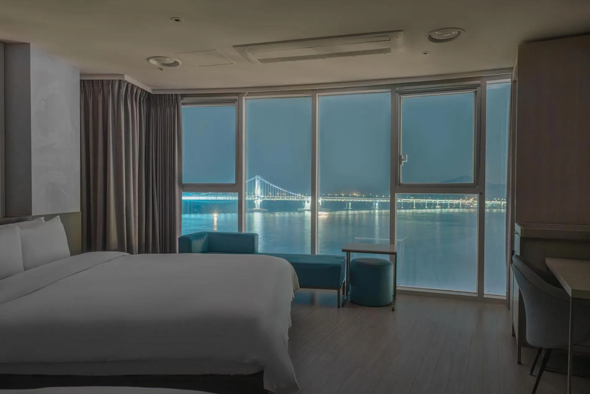 Bed in Hotel Aqua Palace