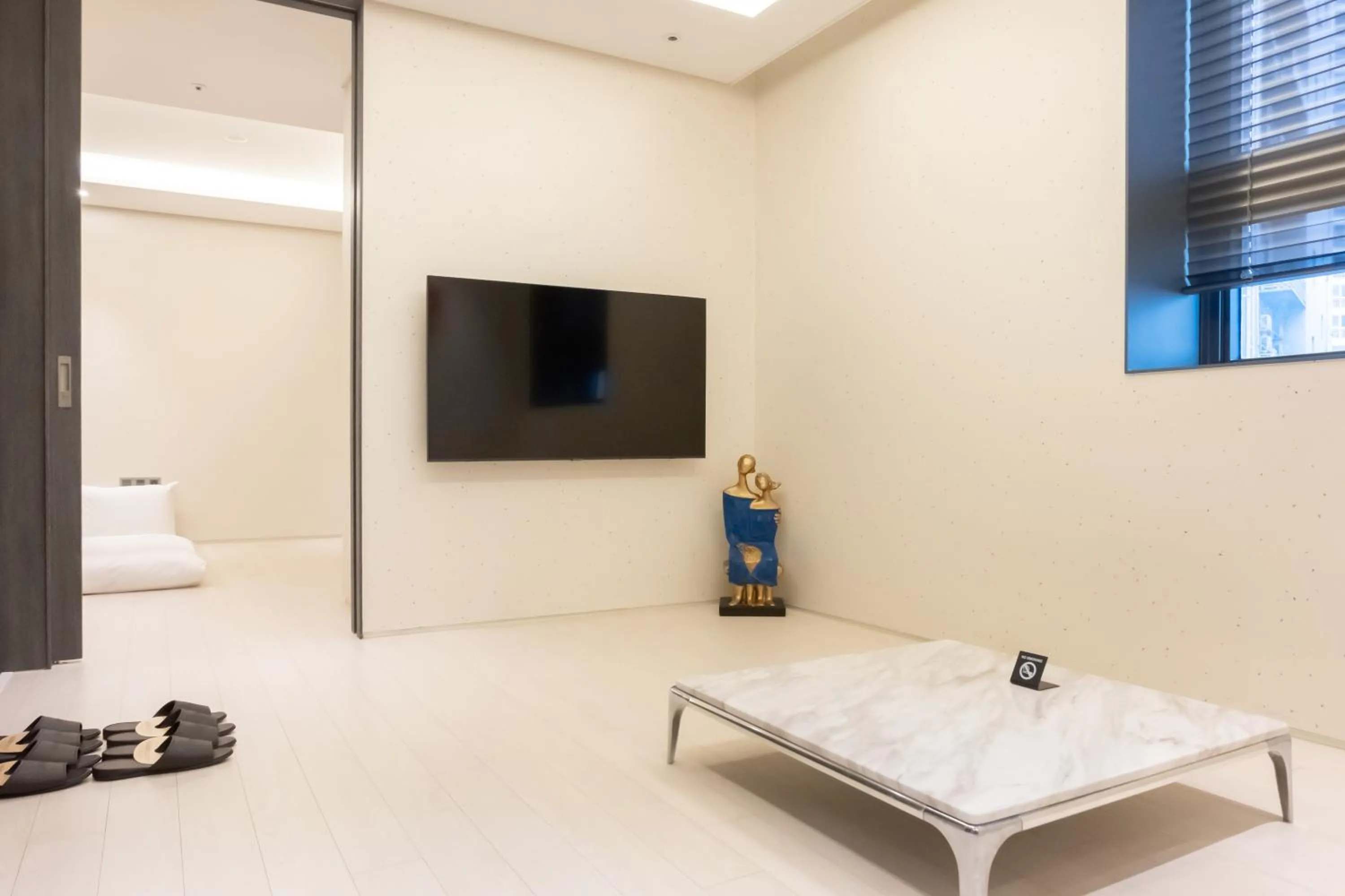 TV and multimedia, Bed in AG405 Hotel