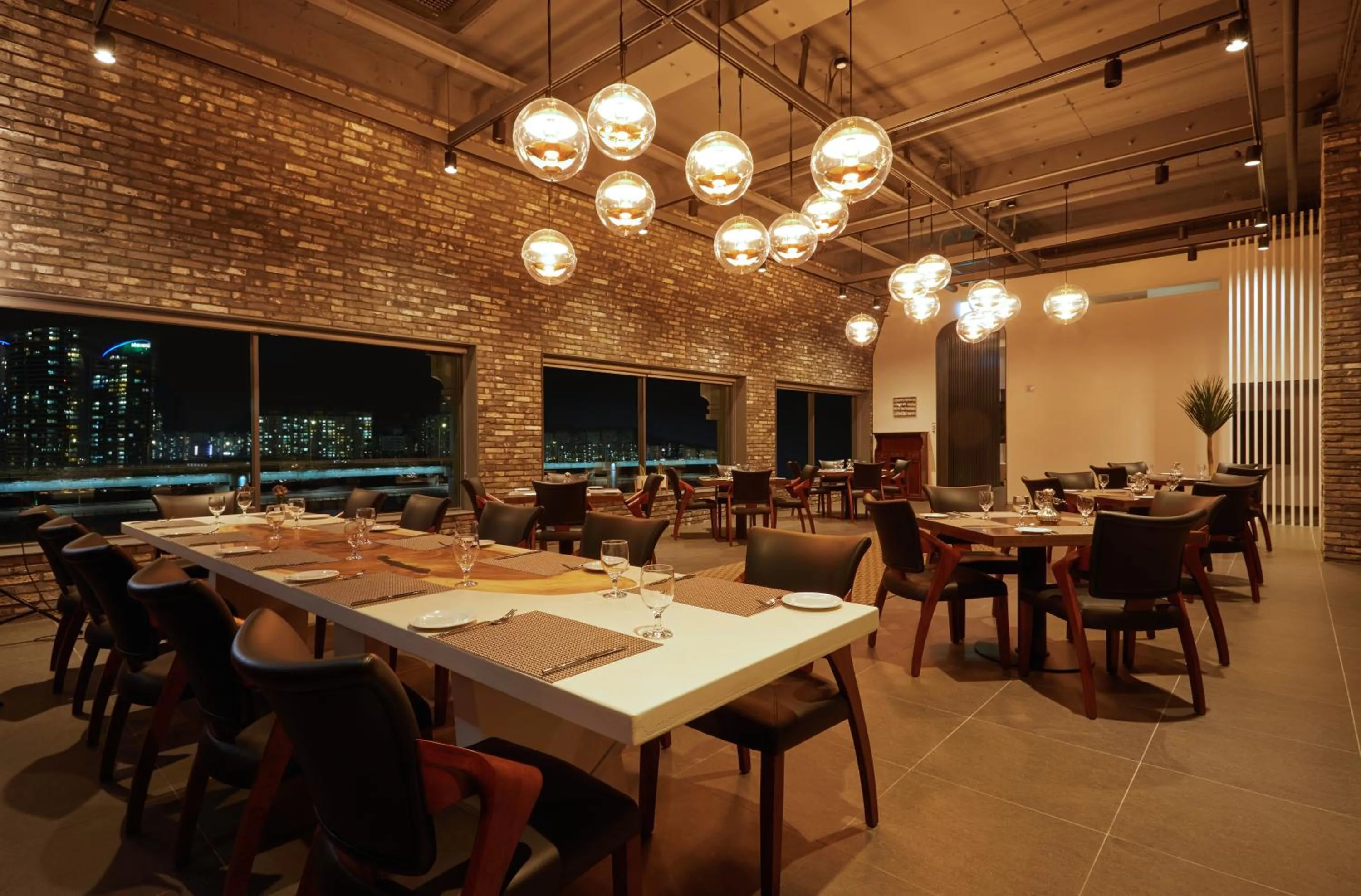 Restaurant/places to eat in AG405 Hotel