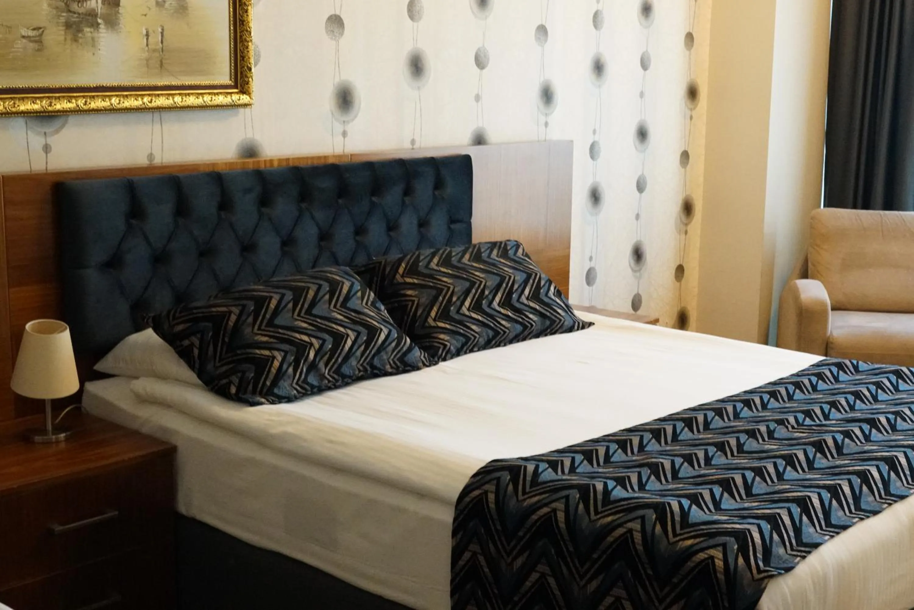 Communal lounge/ TV room in Grand Karot Hotel