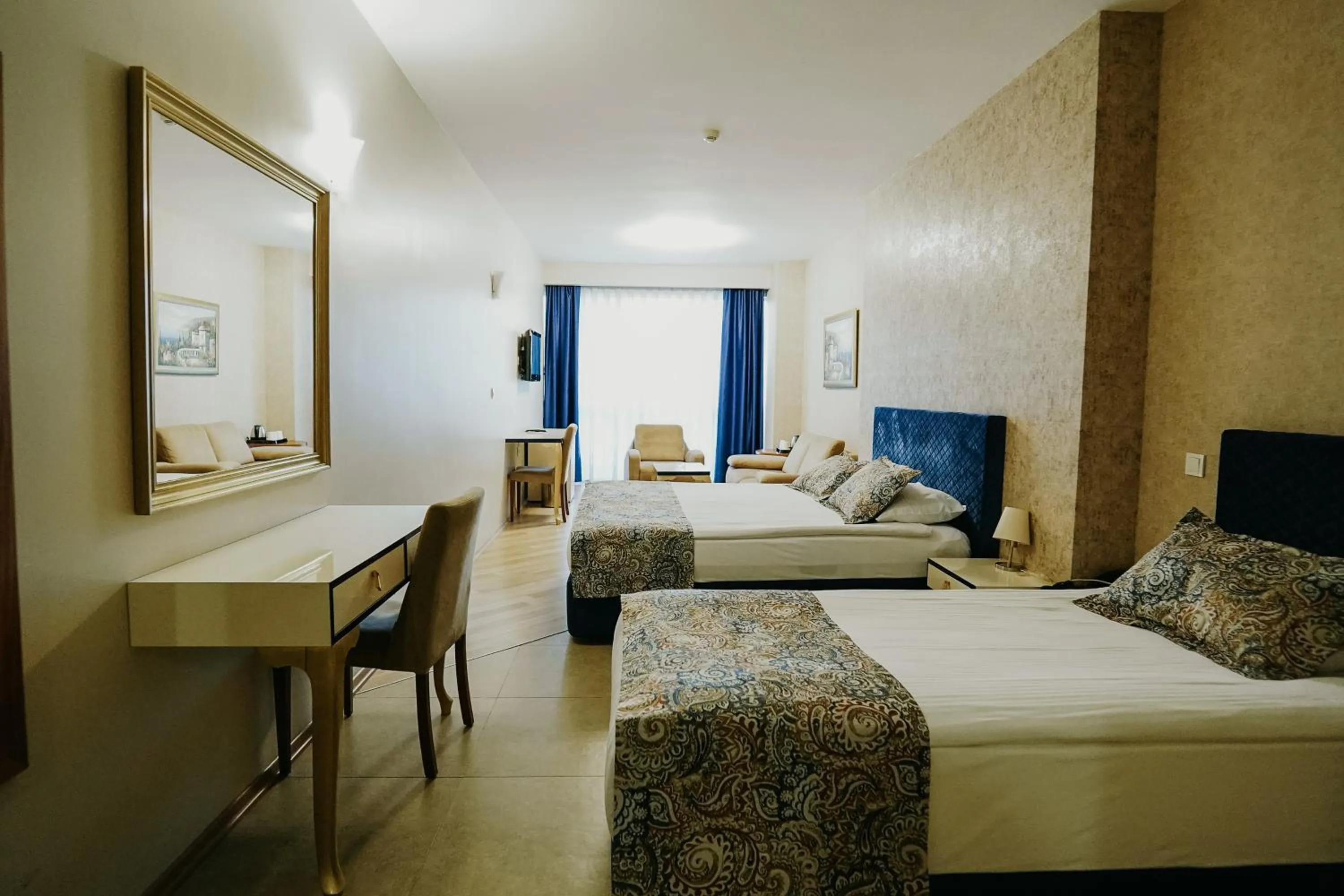 Communal lounge/ TV room in Grand Karot Hotel