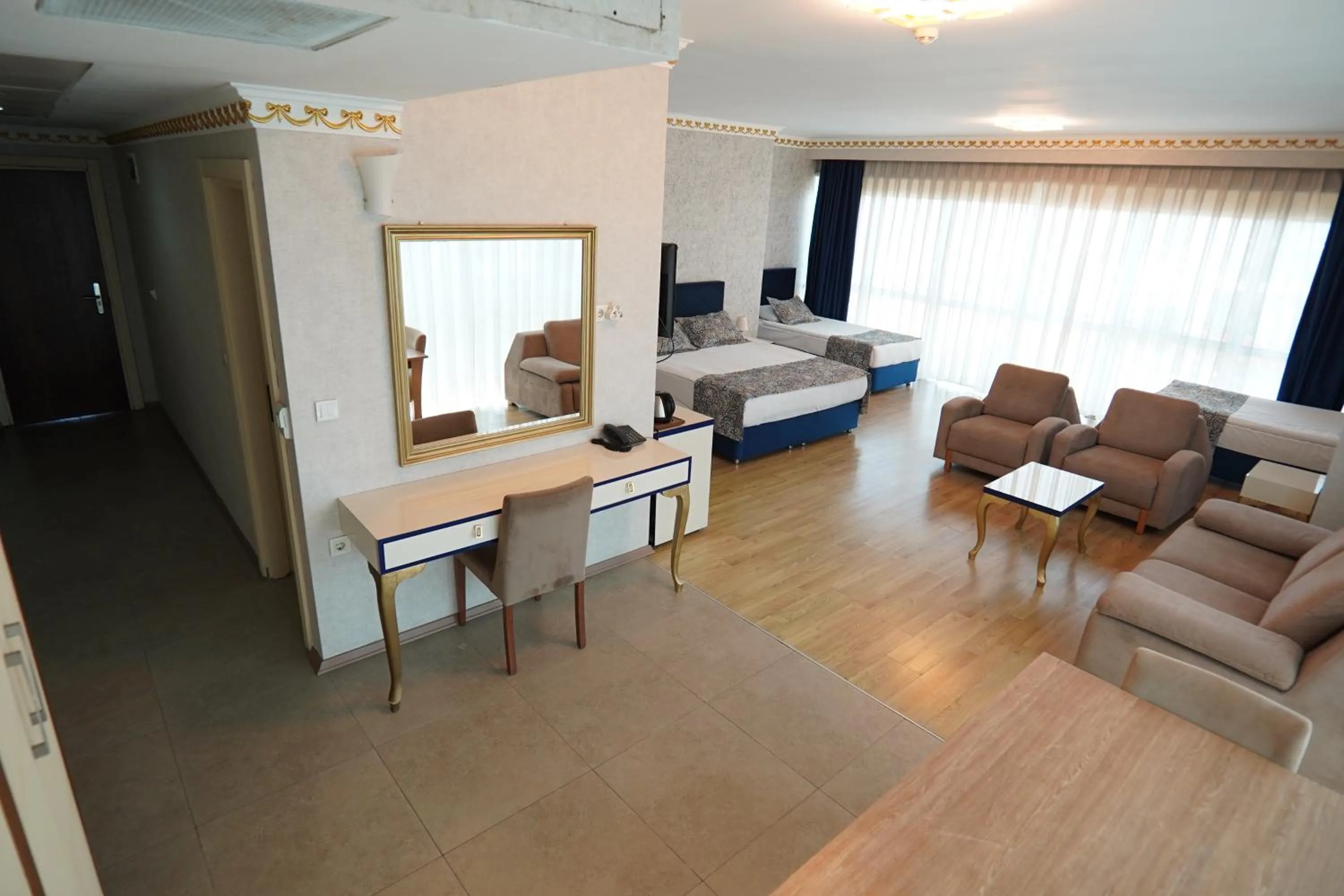 Communal lounge/ TV room in Grand Karot Hotel