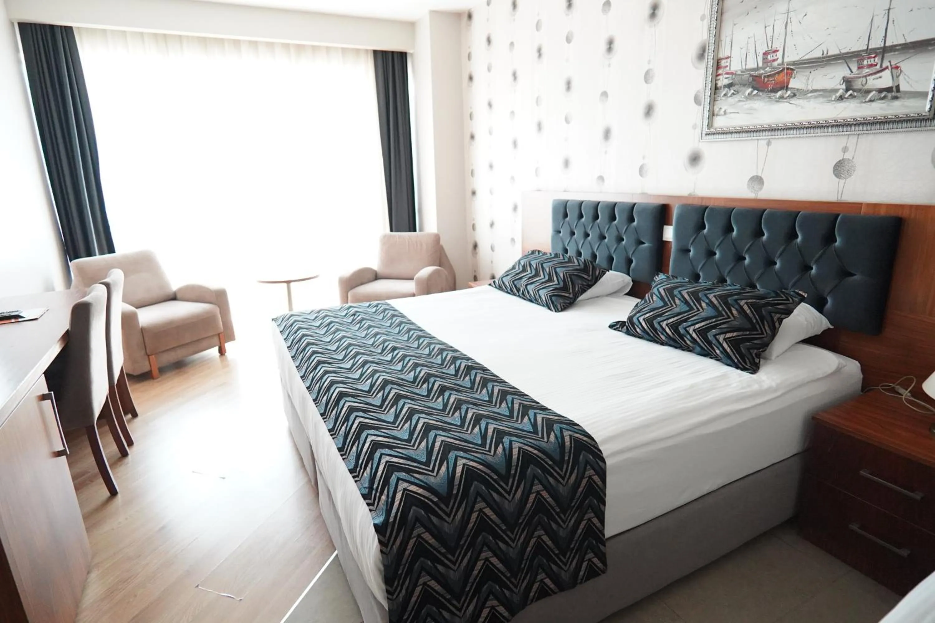 Communal lounge/ TV room in Grand Karot Hotel