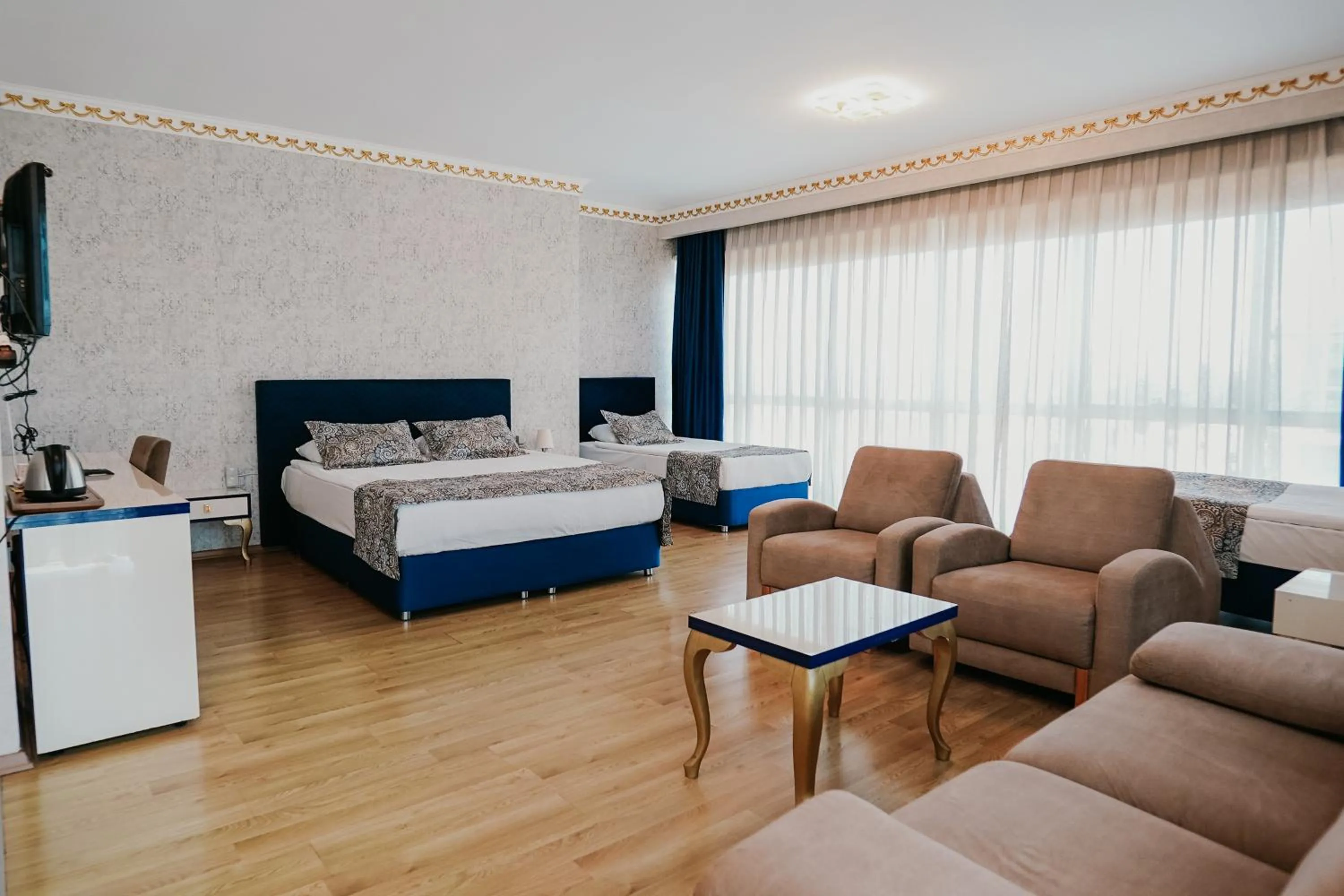 Communal lounge/ TV room in Grand Karot Hotel