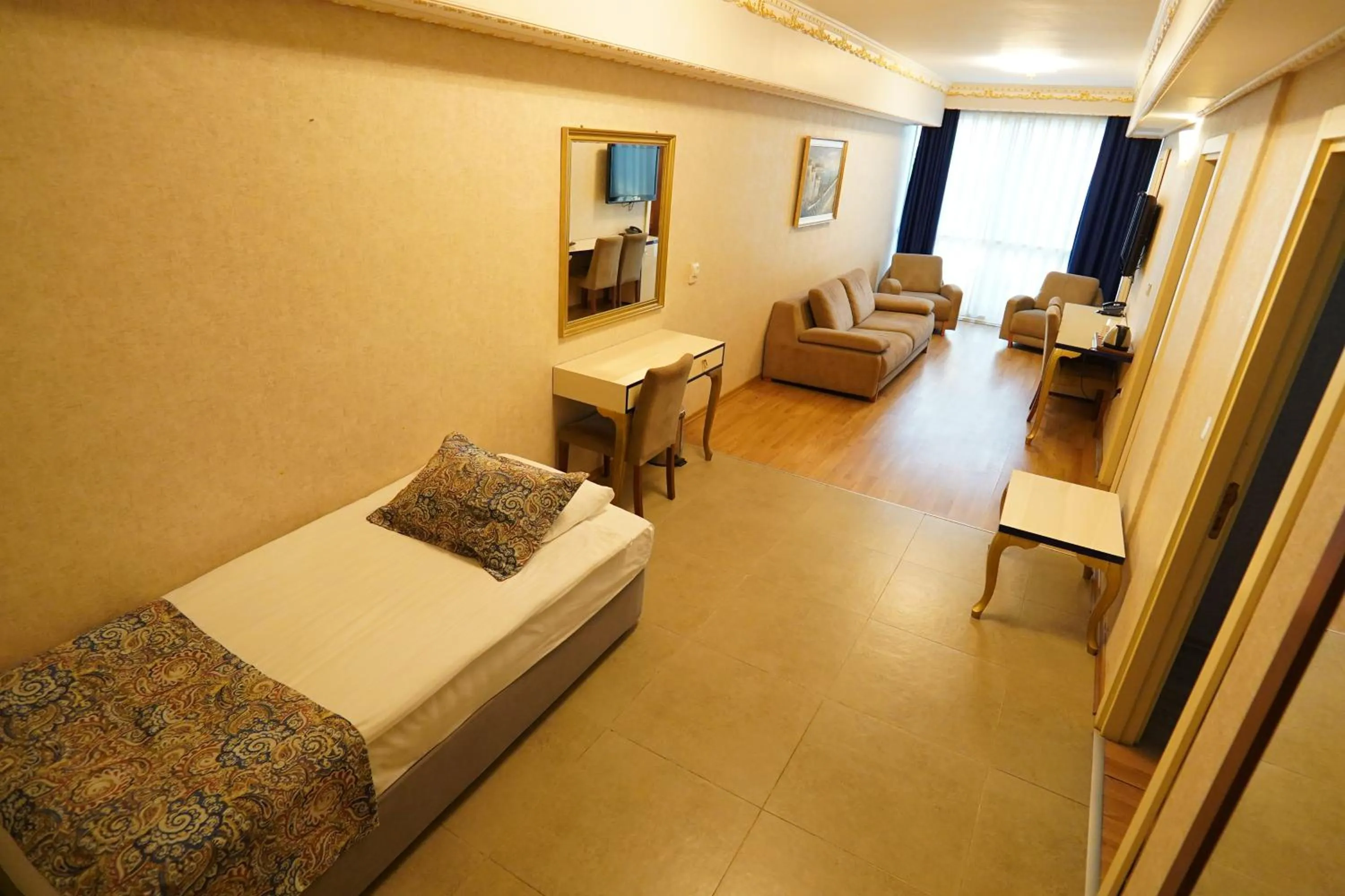 Communal lounge/ TV room in Grand Karot Hotel