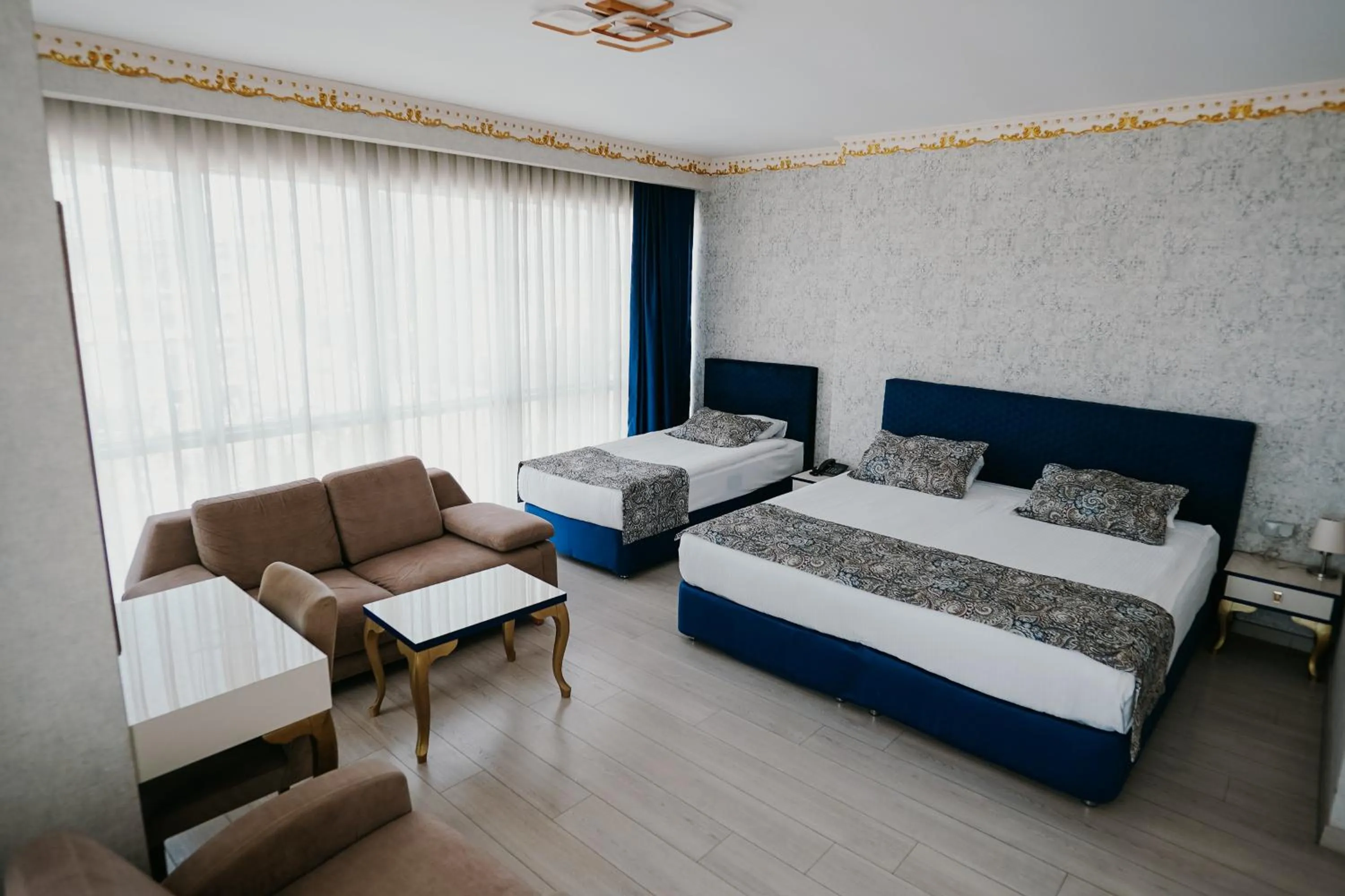 Communal lounge/ TV room in Grand Karot Hotel