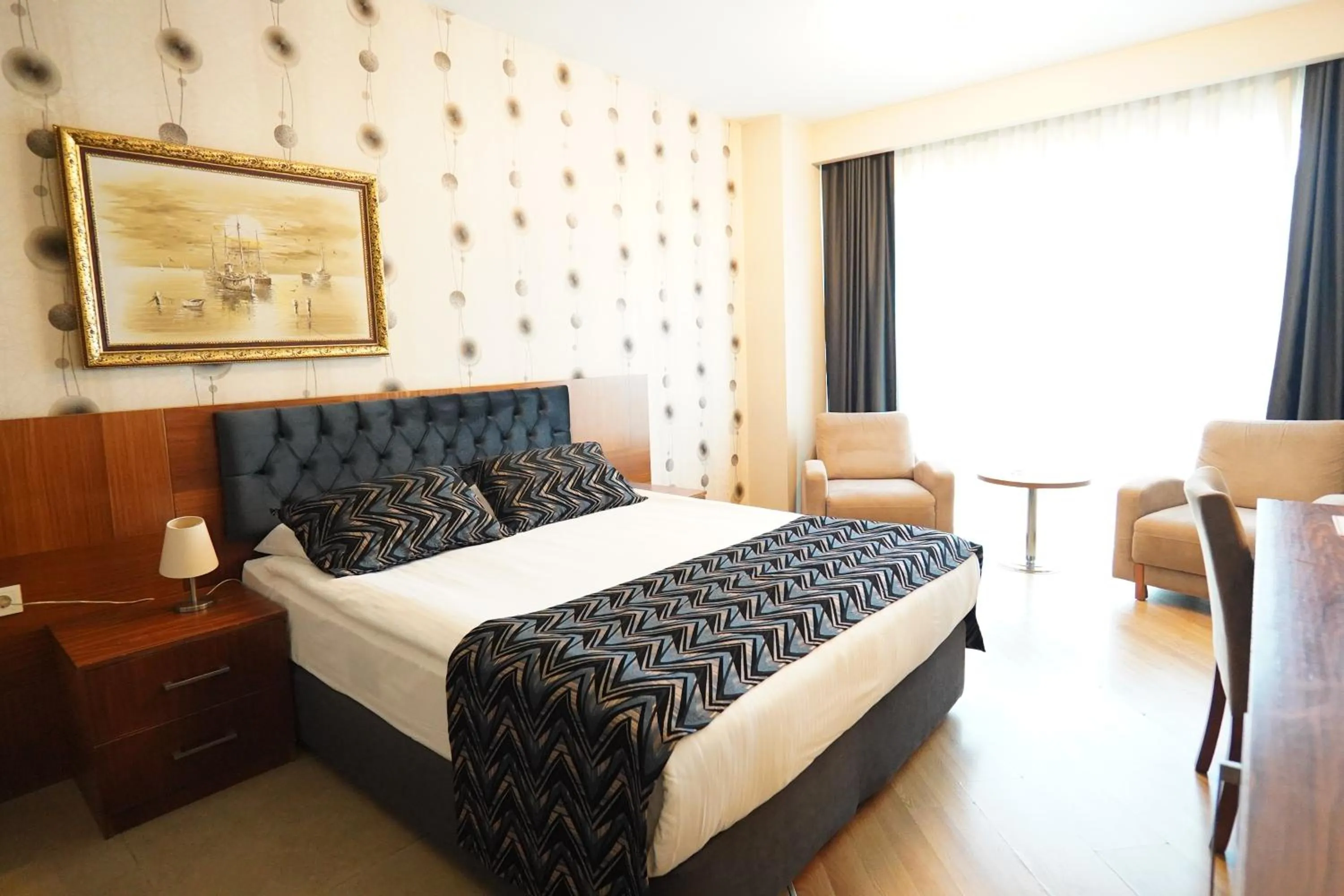 Communal lounge/ TV room in Grand Karot Hotel