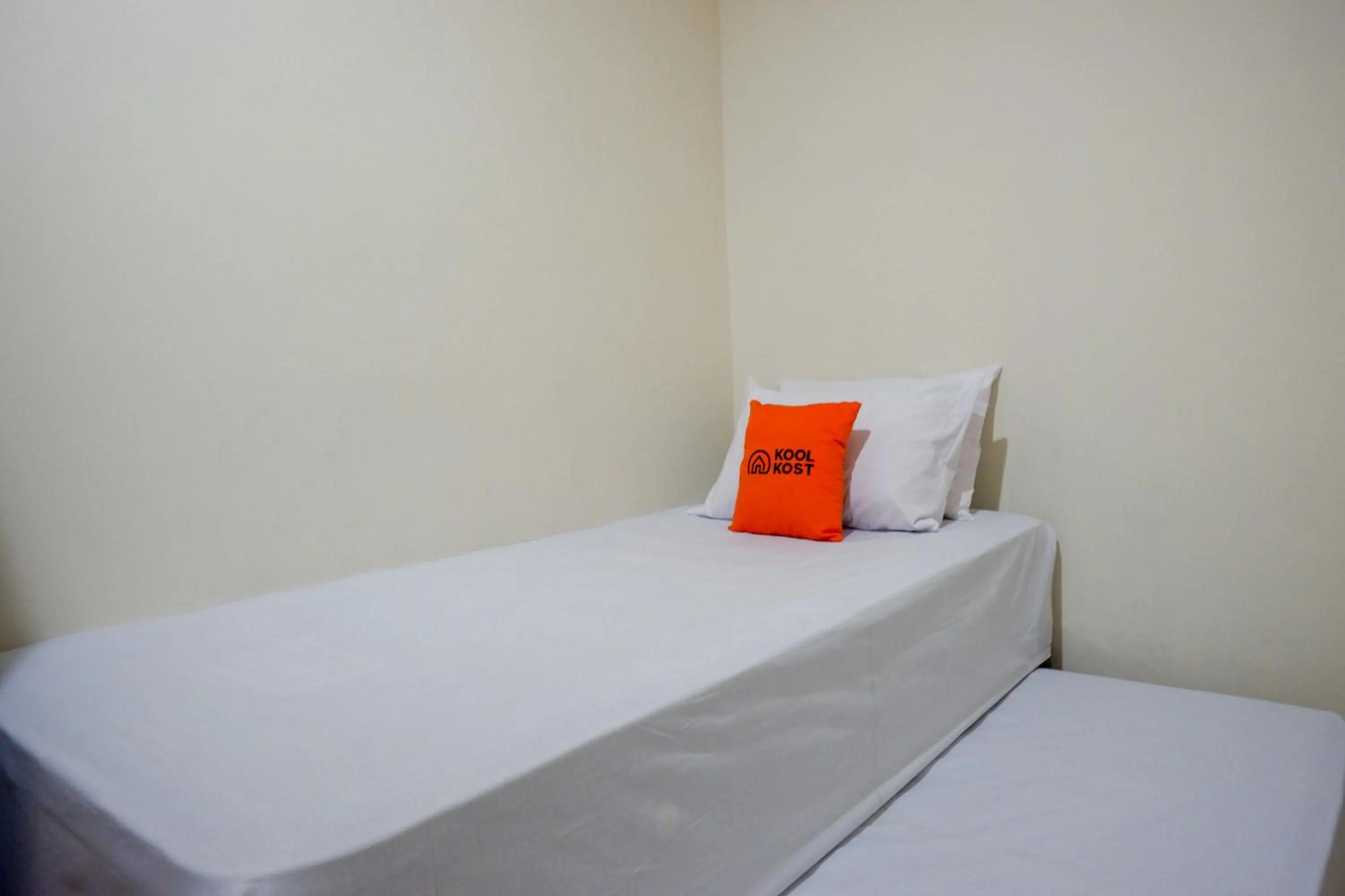 Bed in KoolKost near Kawasan Simpang Lima Semarang