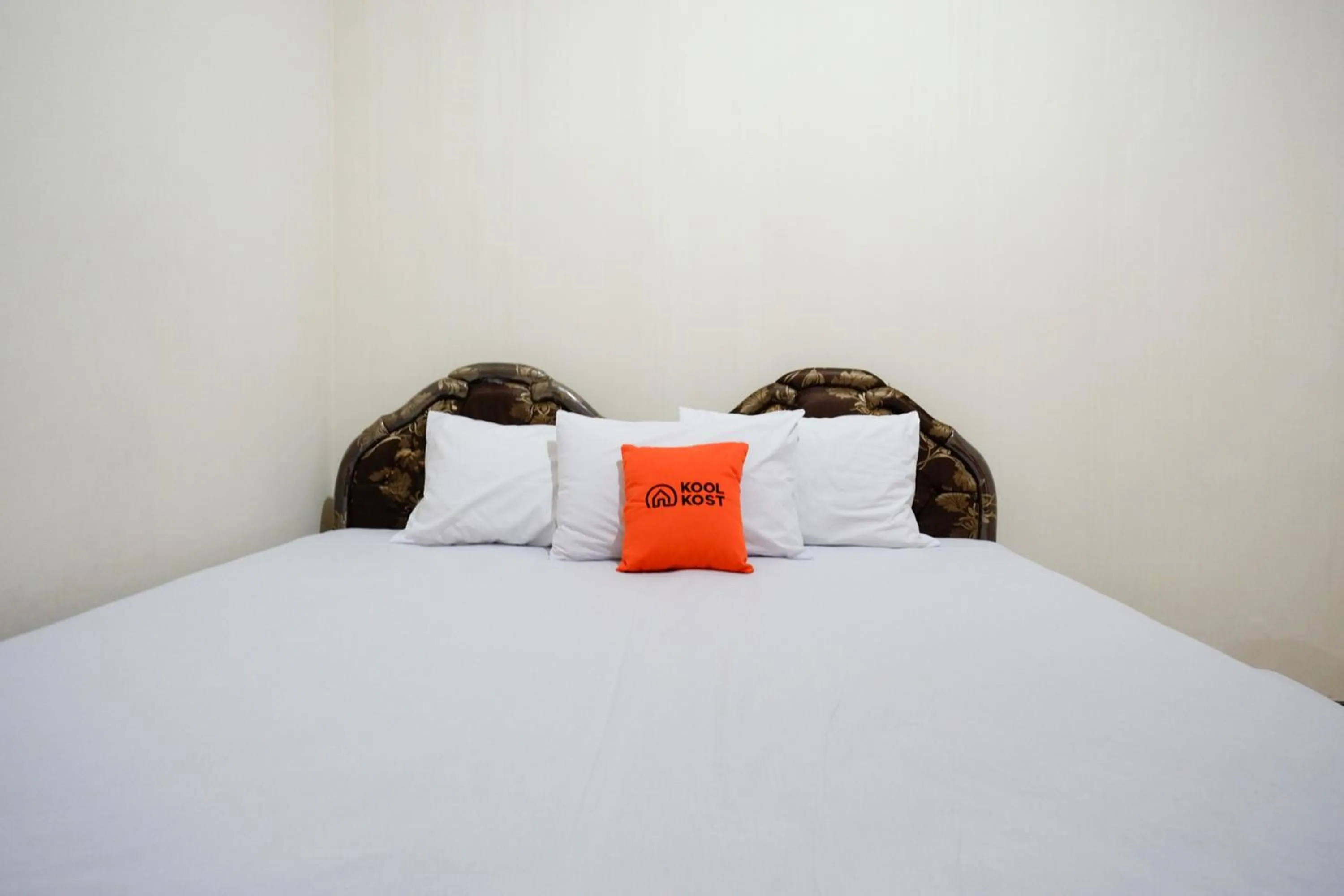 Photo of the whole room in KoolKost near Kawasan Simpang Lima Semarang