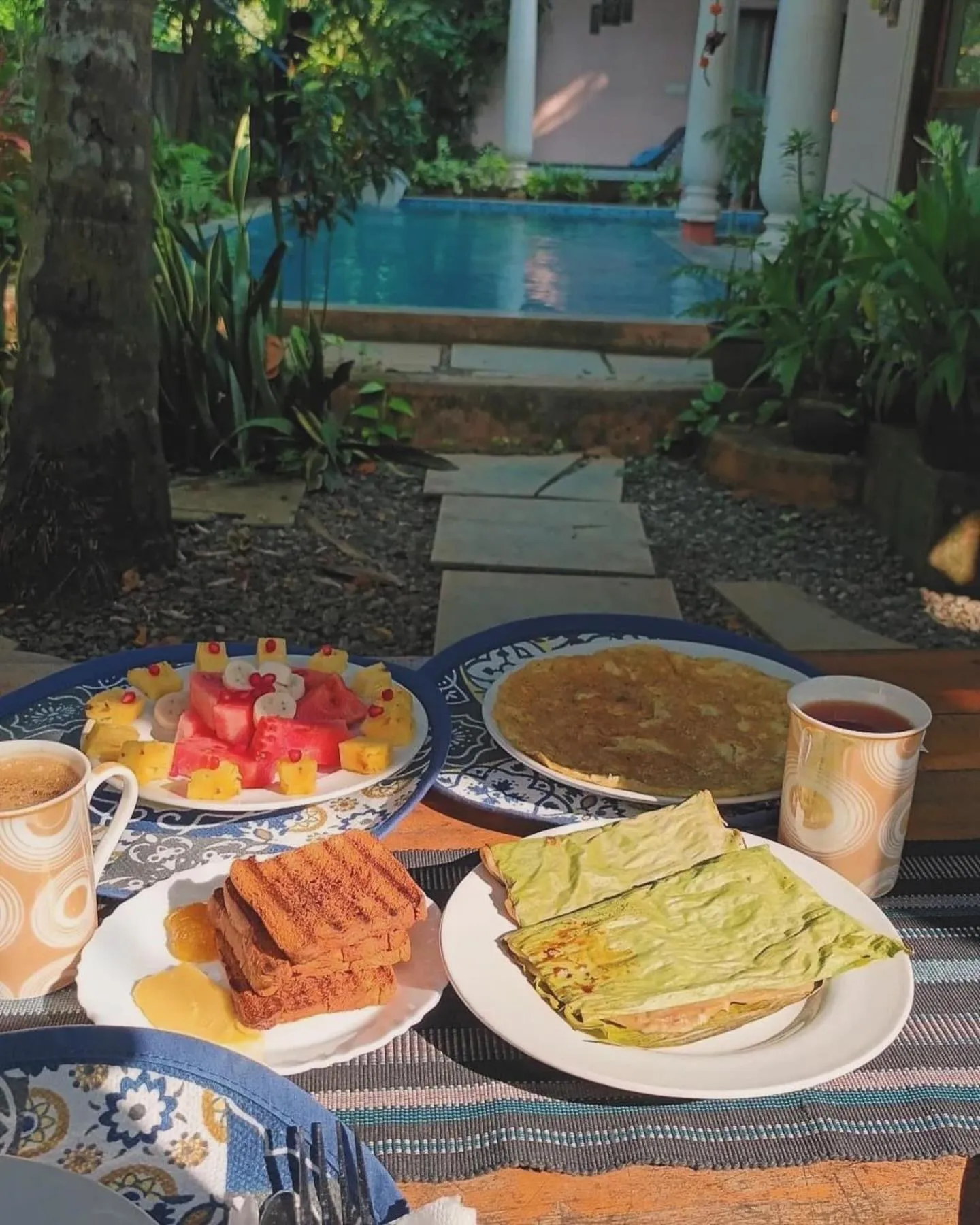 Restaurant/places to eat in Mandaram villas