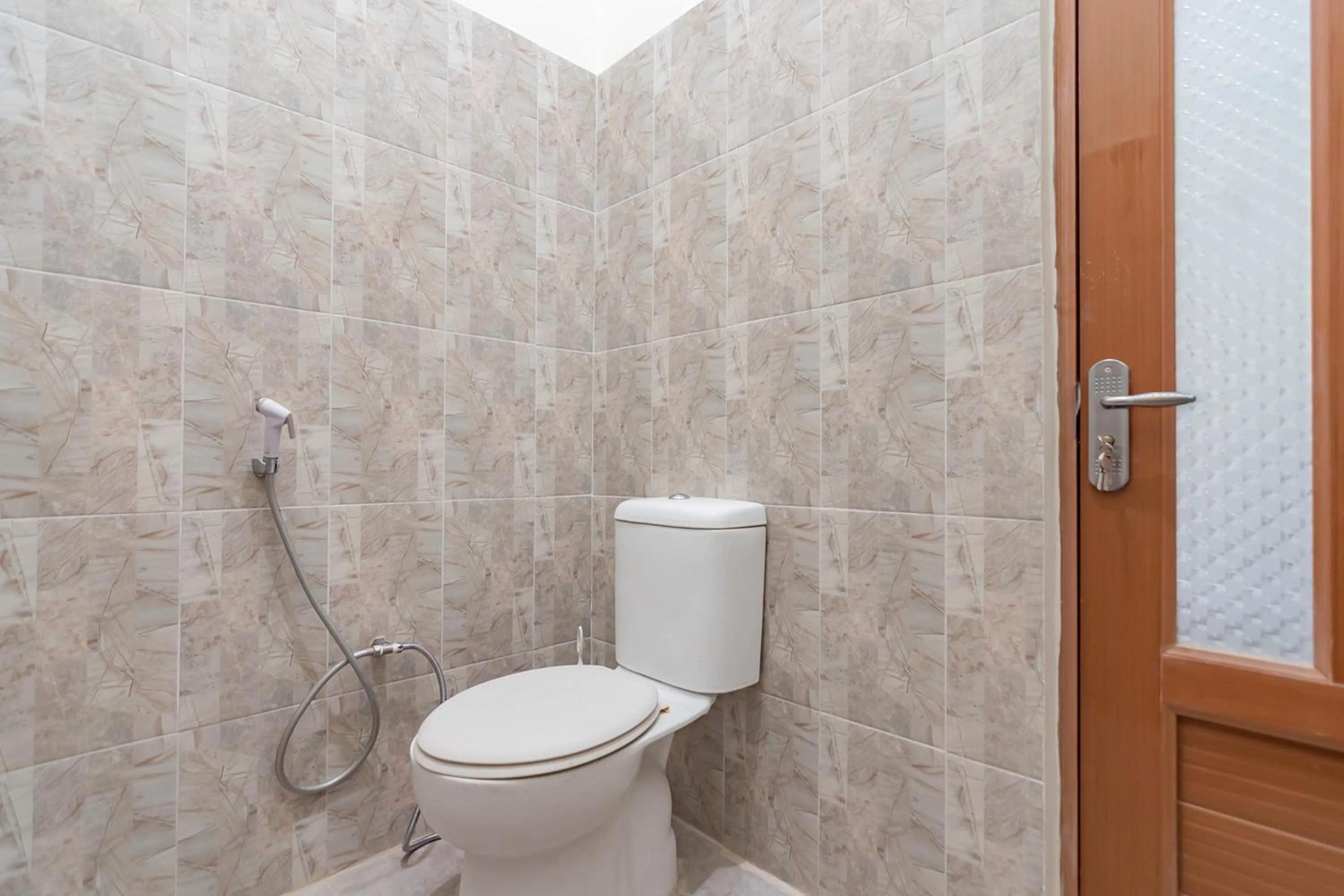 Bathroom in The Lima Guest House Syariah Mitra RedDoorz