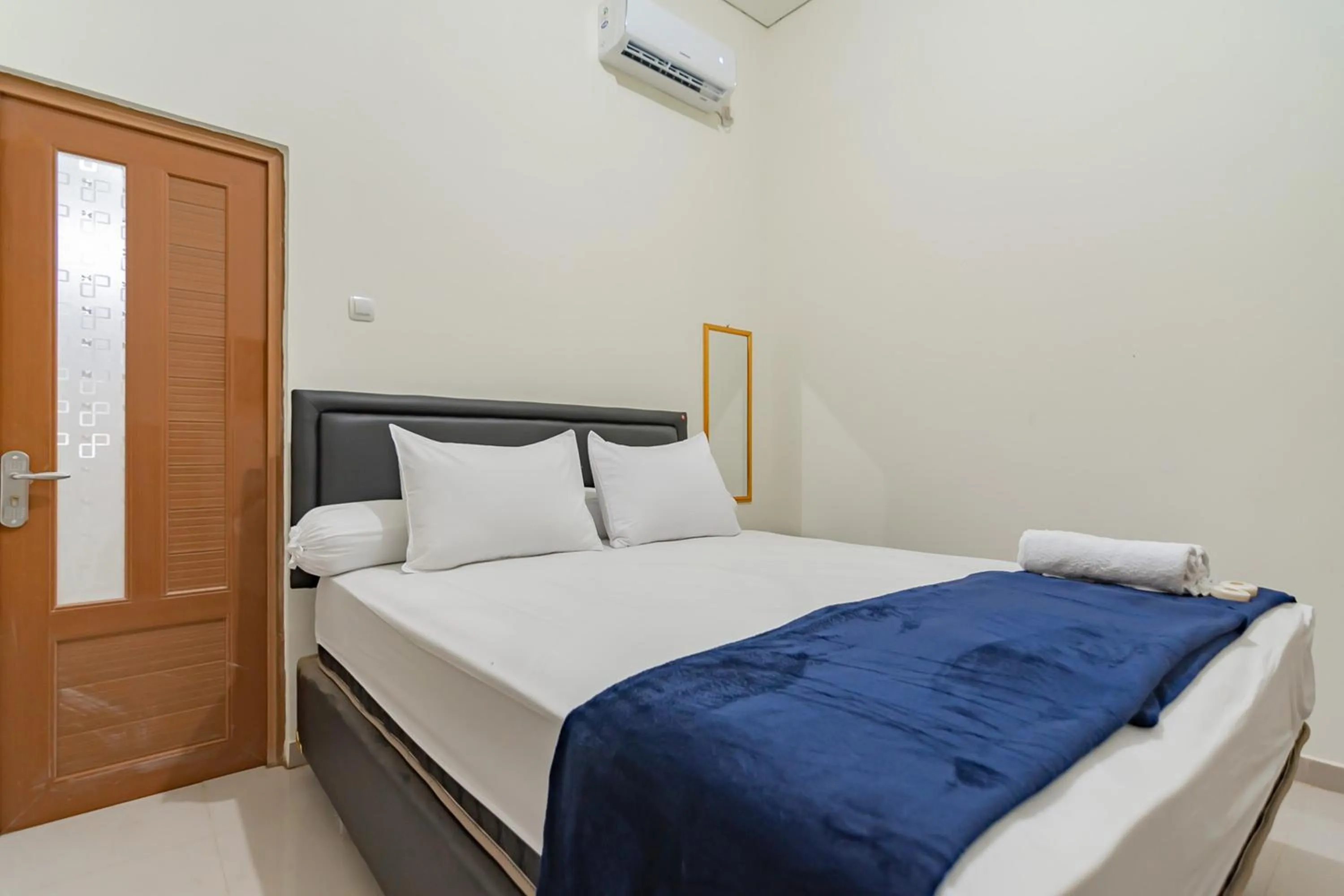 Bed in The Lima Guest House Syariah Mitra RedDoorz