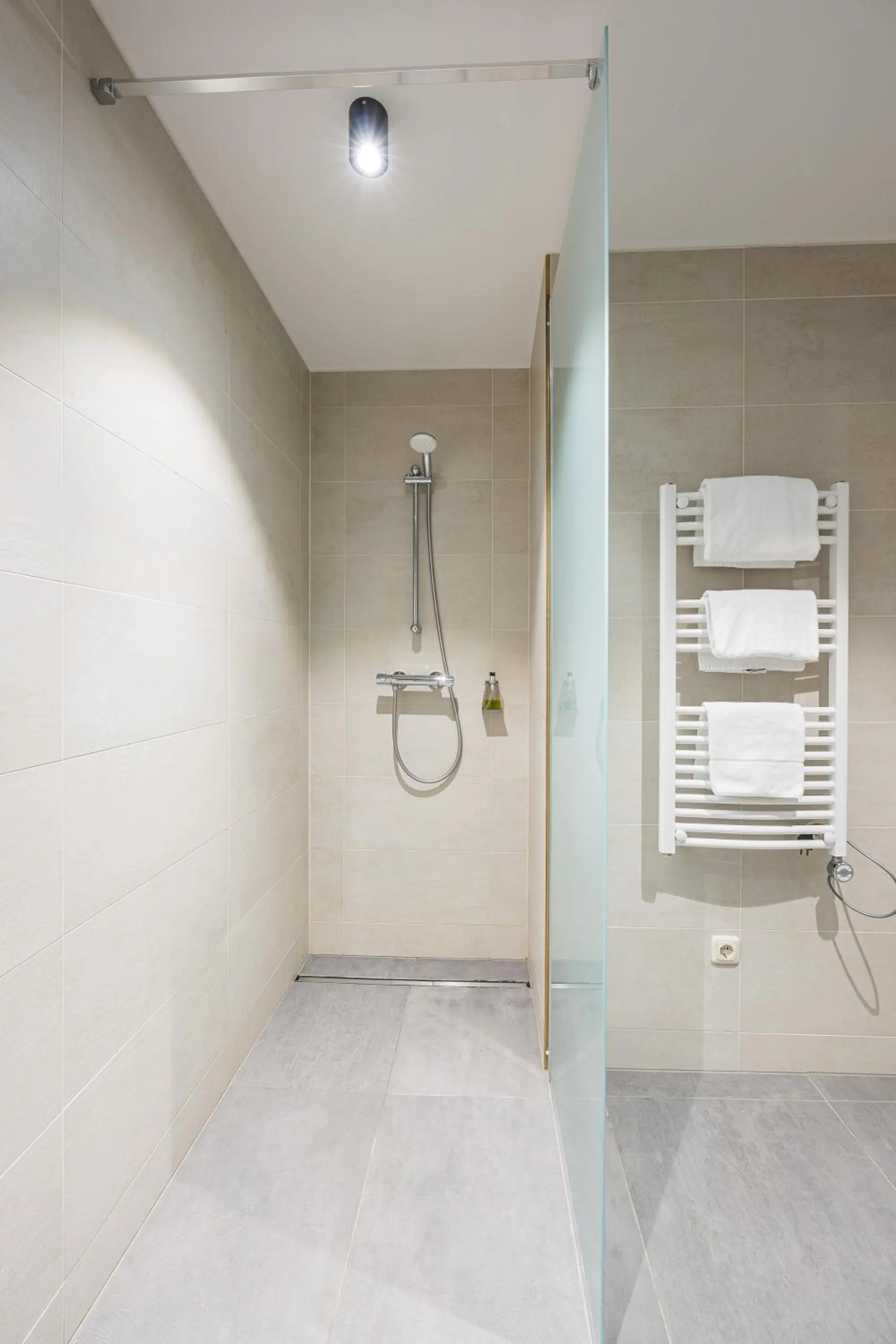 Shower in Upside Down Town Hotel-Neue Post