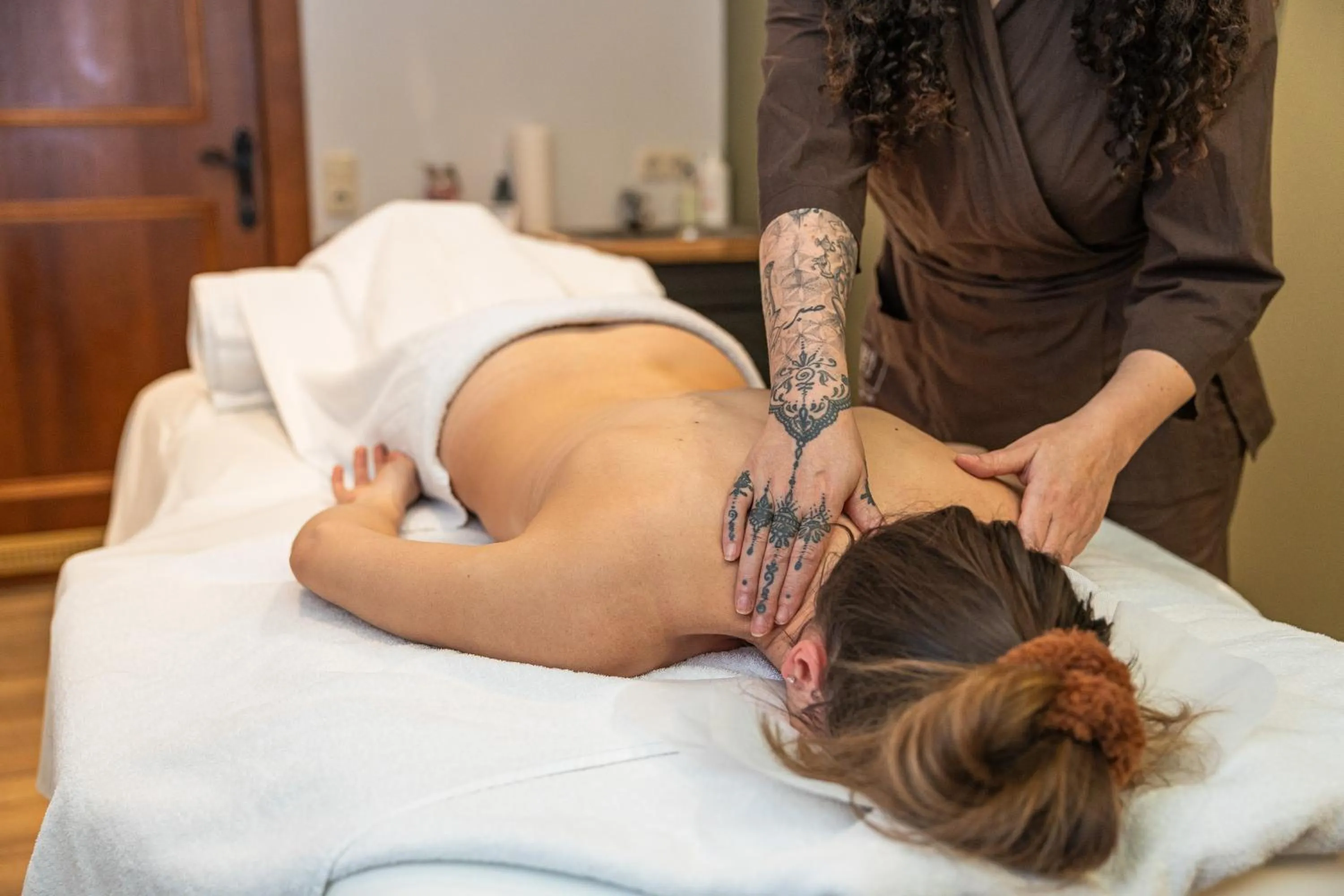 Massage in Upside Down Town Hotel-Neue Post