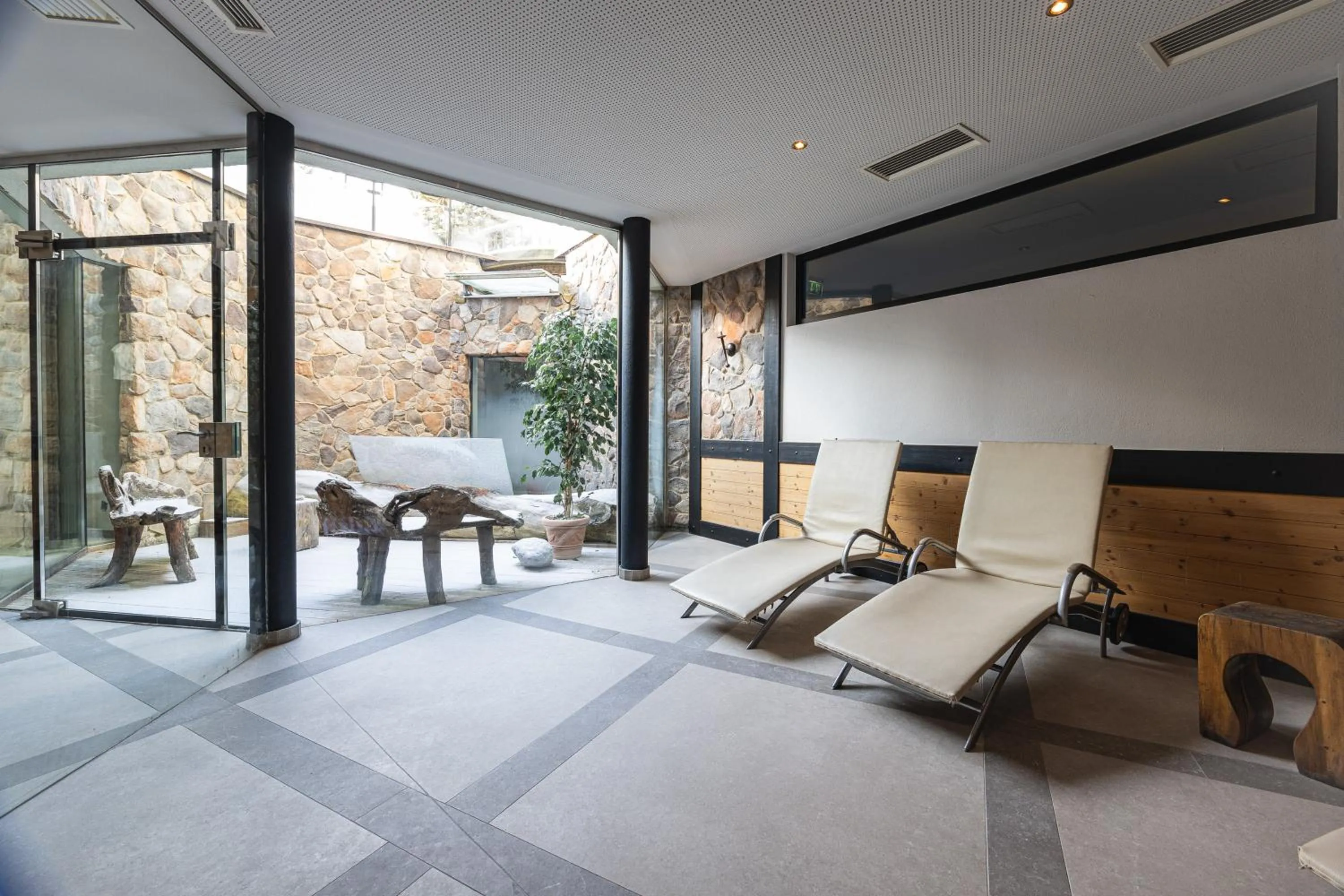 Spa and wellness centre/facilities in Upside Down Town Hotel-Neue Post