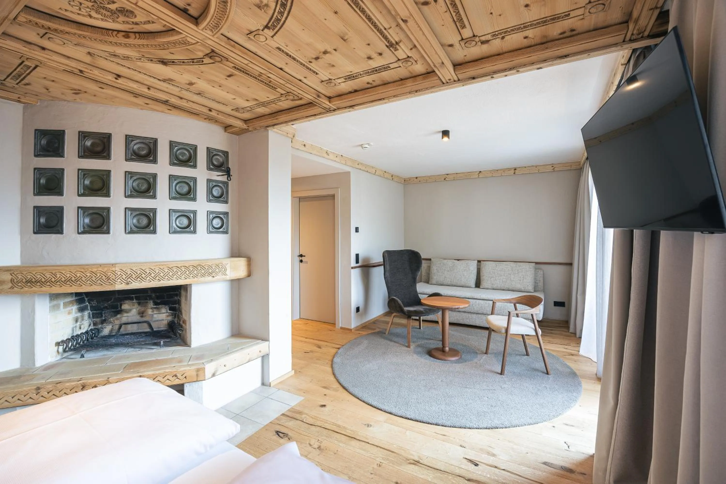 TV and multimedia in Upside Down Town Hotel-Neue Post