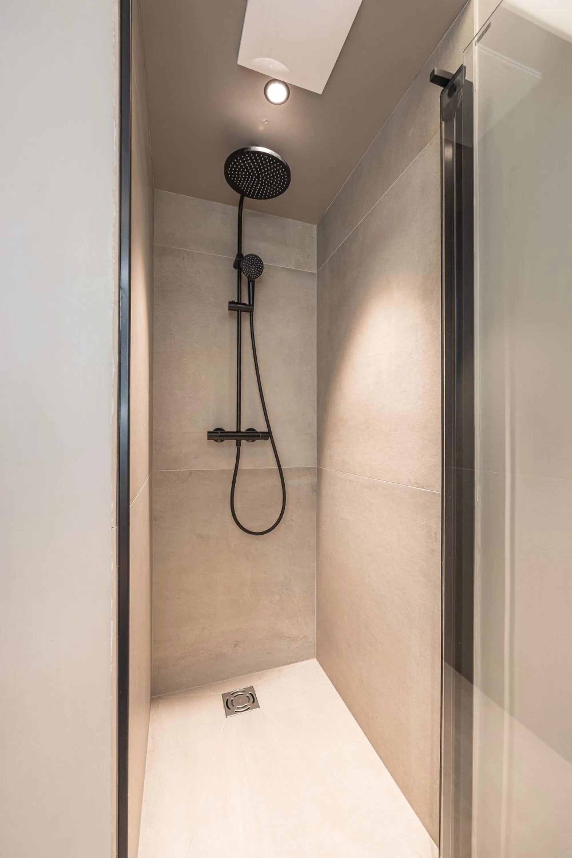 Shower in Upside Down Town Hotel-Neue Post