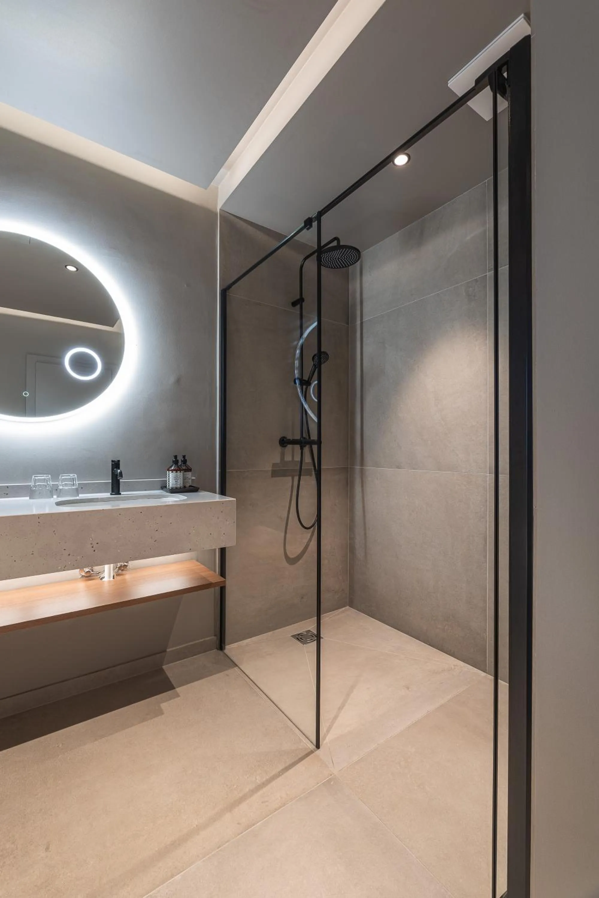 Shower in Upside Down Town Hotel-Neue Post