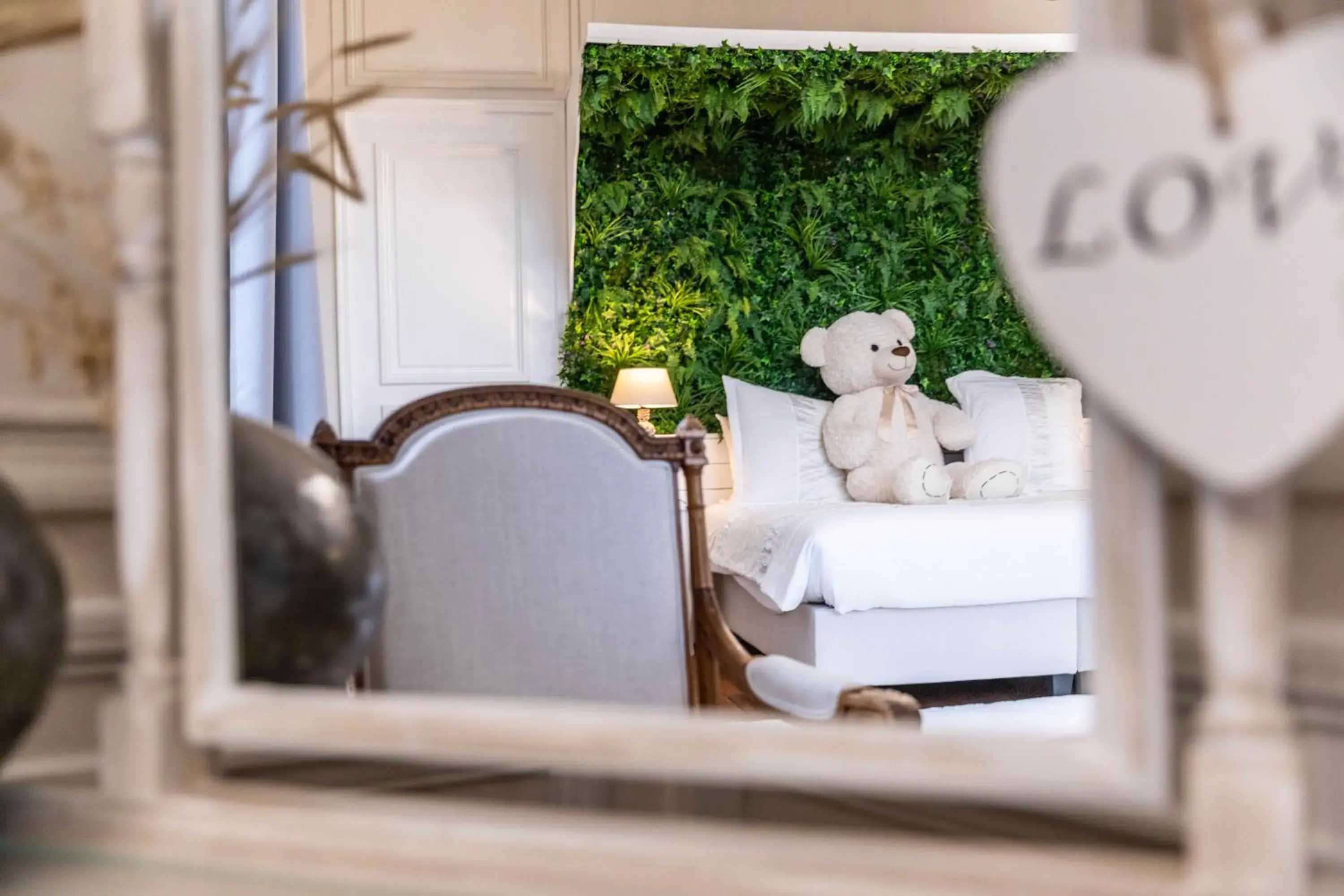 King Suite with Spa Bath - single occupancy in Hotel Ô Château King Suite with Spa Bath - single occupancy in Hotel Ô Château