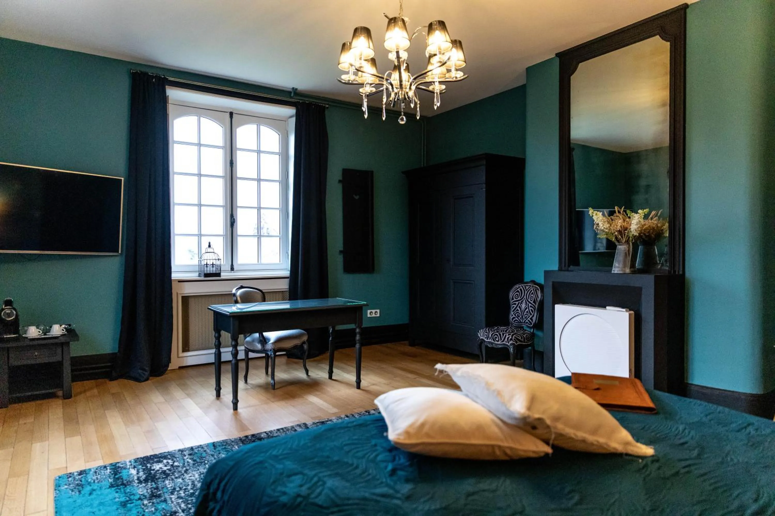 Communal lounge/ TV room, Bed in Hotel Ô Château