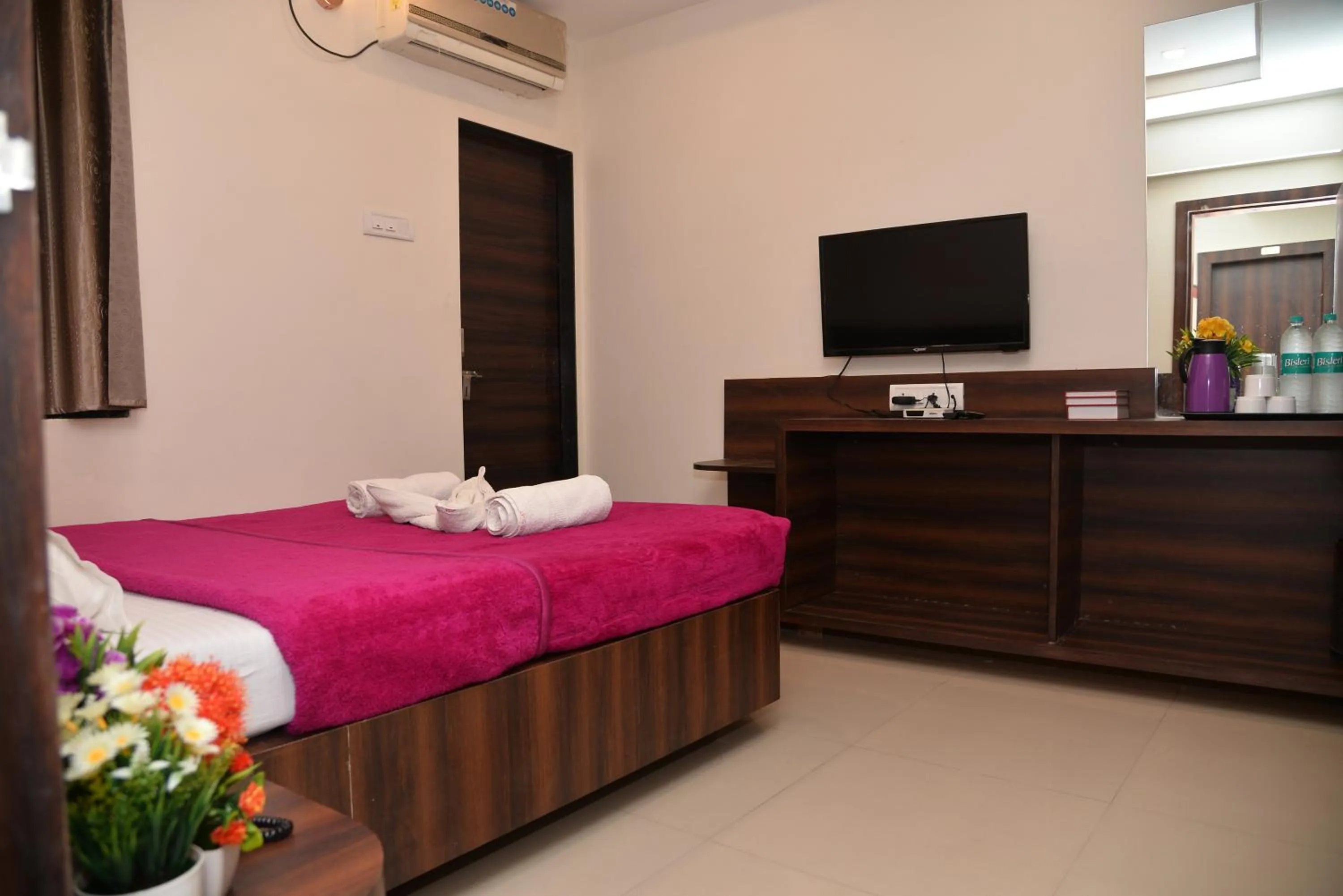 TV and multimedia, Bed in Hotel Disha Palace