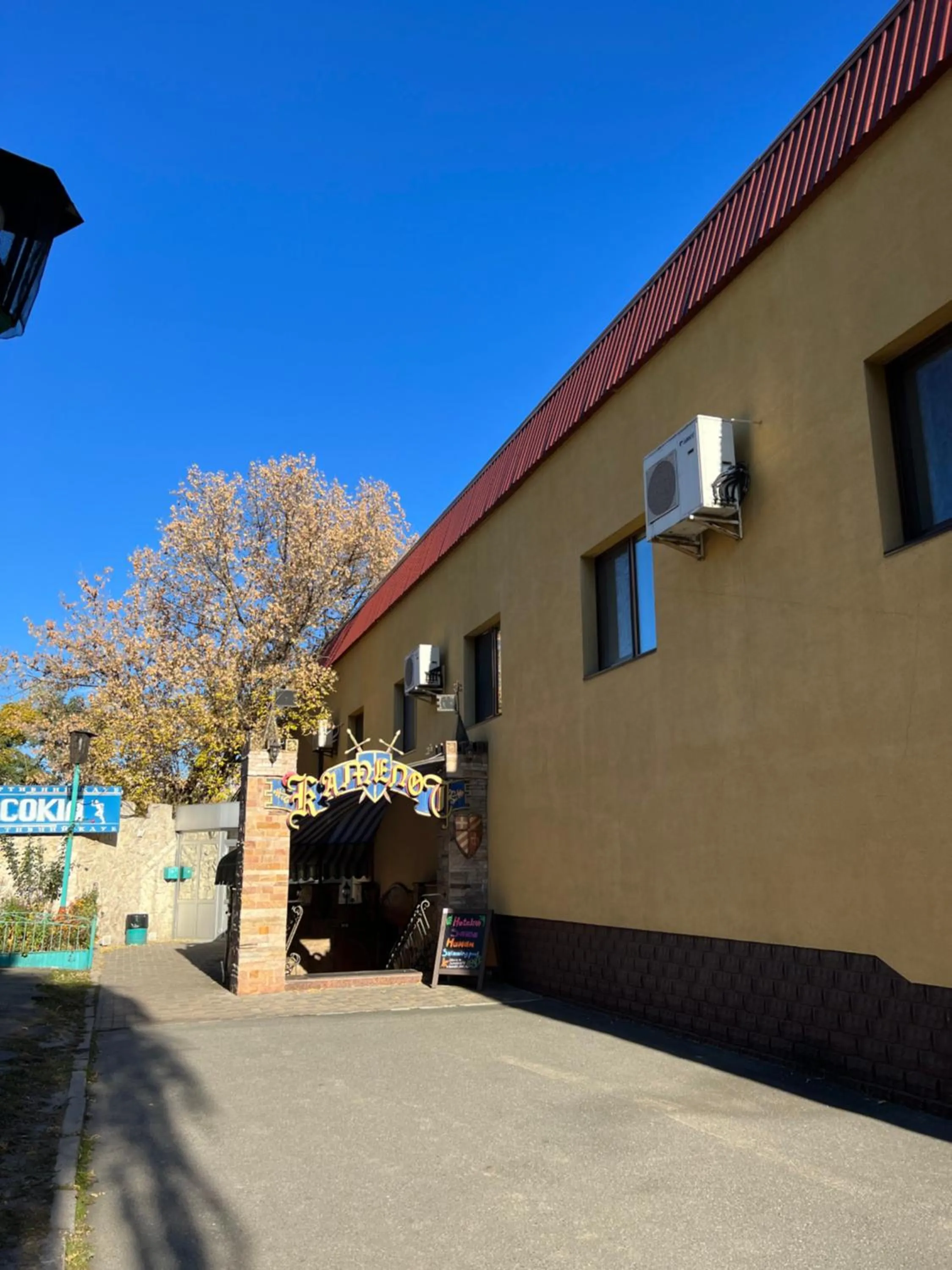 Facade/entrance in Kamelot