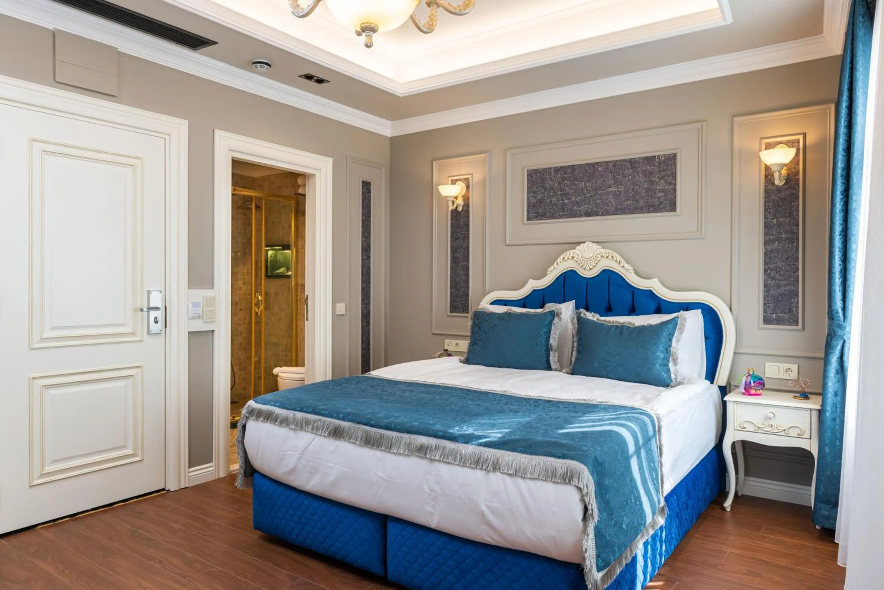 Bedroom, Bed in Begonville Mansion Oldcity