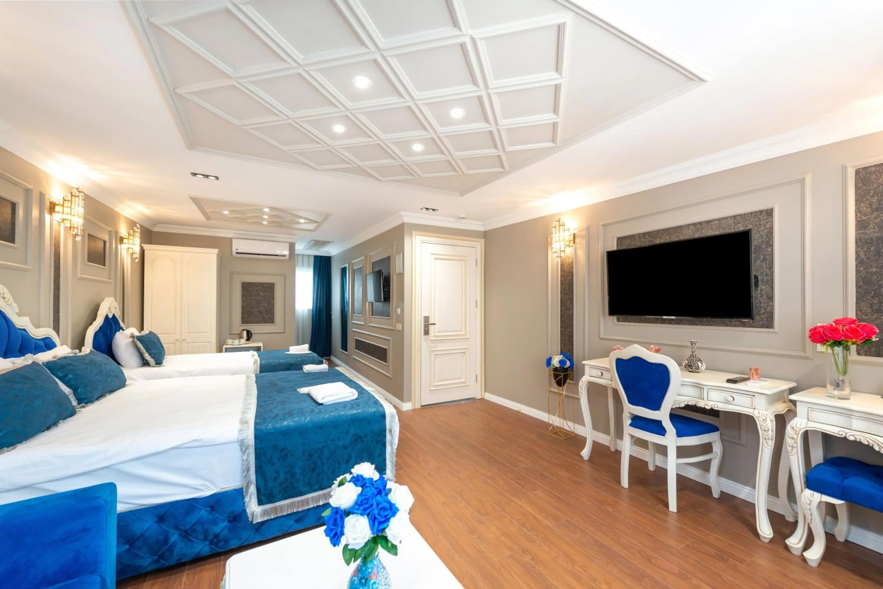 Photo of the whole room, Bed in Begonville Mansion Oldcity