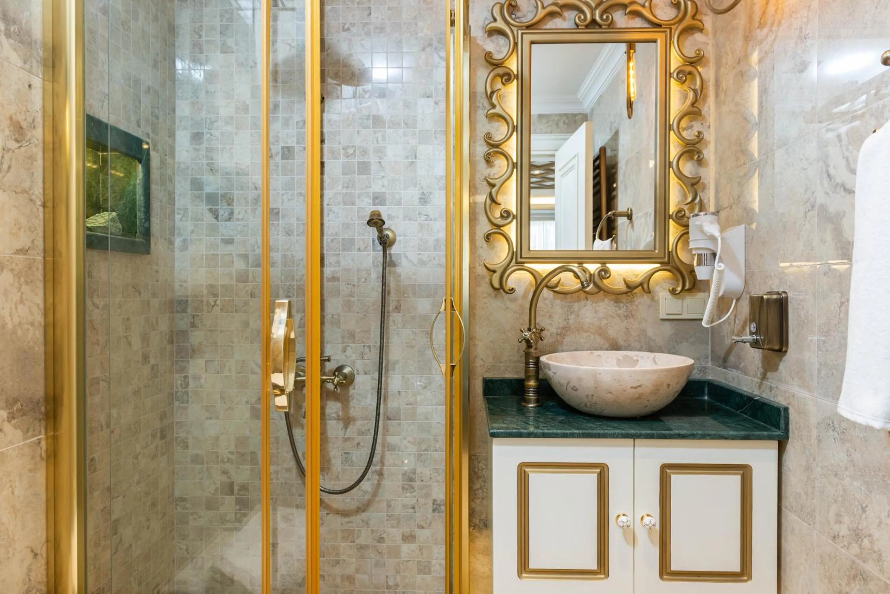 Bathroom in Begonville Mansion Oldcity