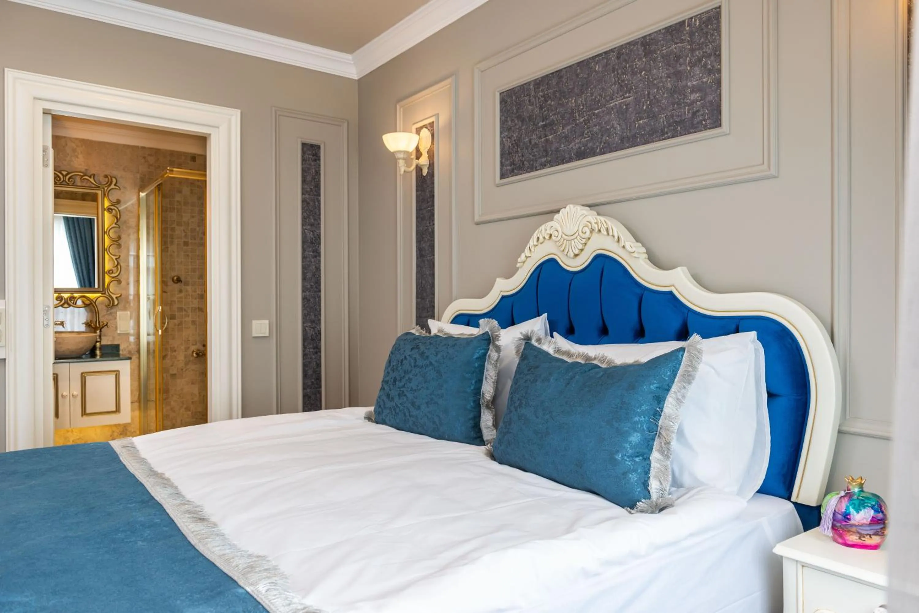 Photo of the whole room, Bed in Begonville Mansion Oldcity