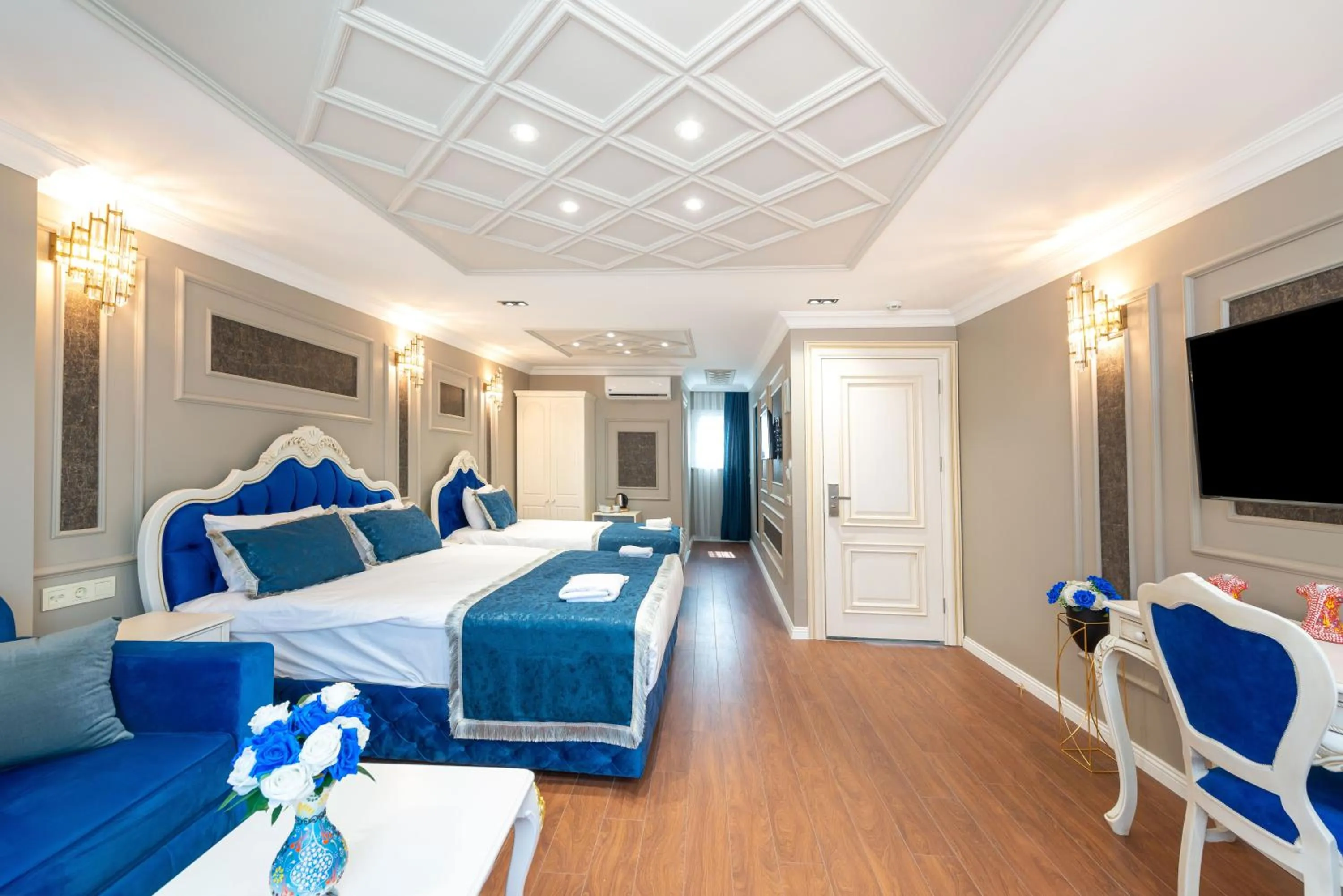 Photo of the whole room, Bed in Begonville Mansion Oldcity