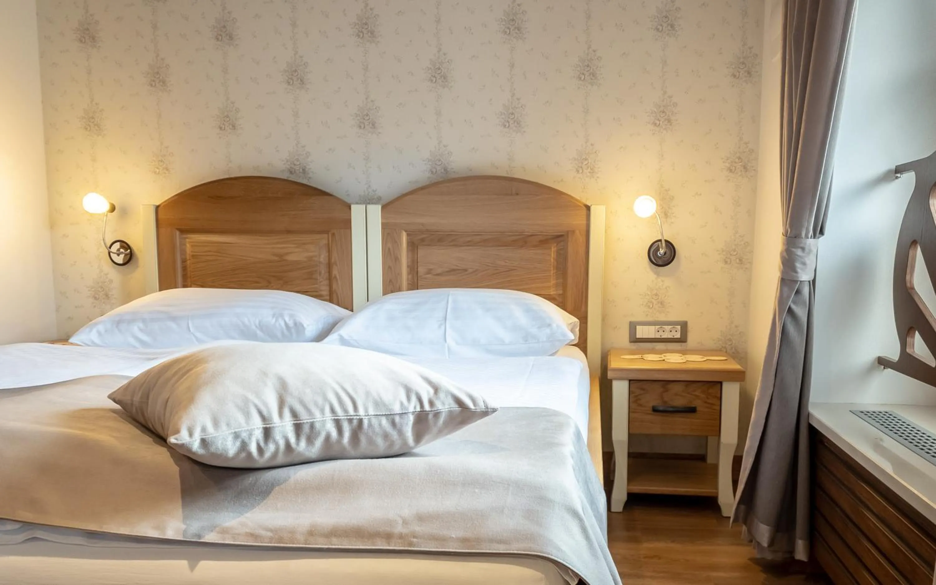 Queen Room with Balcony in Guest House Pri Cesarju